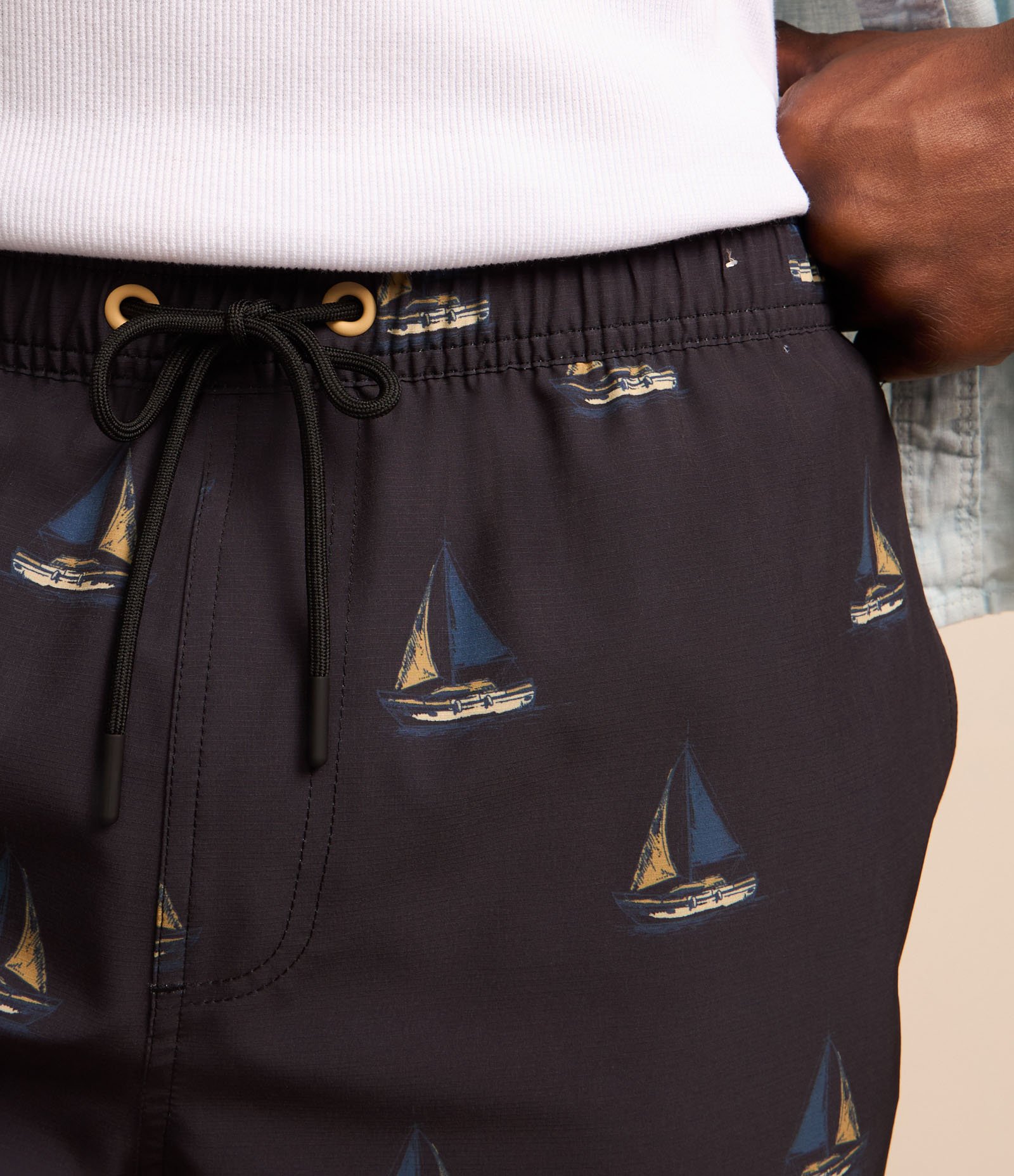 Bermuda em Microfibra com Estampa de Mini Barcos Preto 4