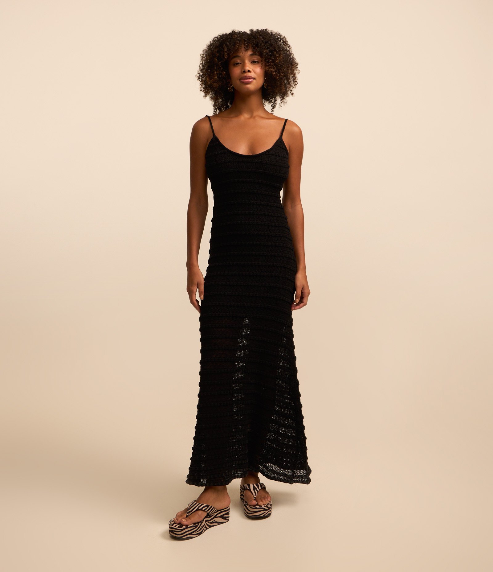 Vestido Longo em Tricô com Ponto Diferenciado Preto 1