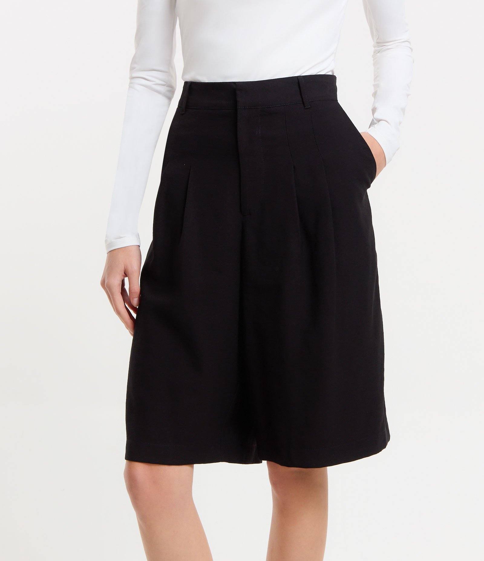 Bermuda Alfaiatada Alongada com Pregas Frontais 2