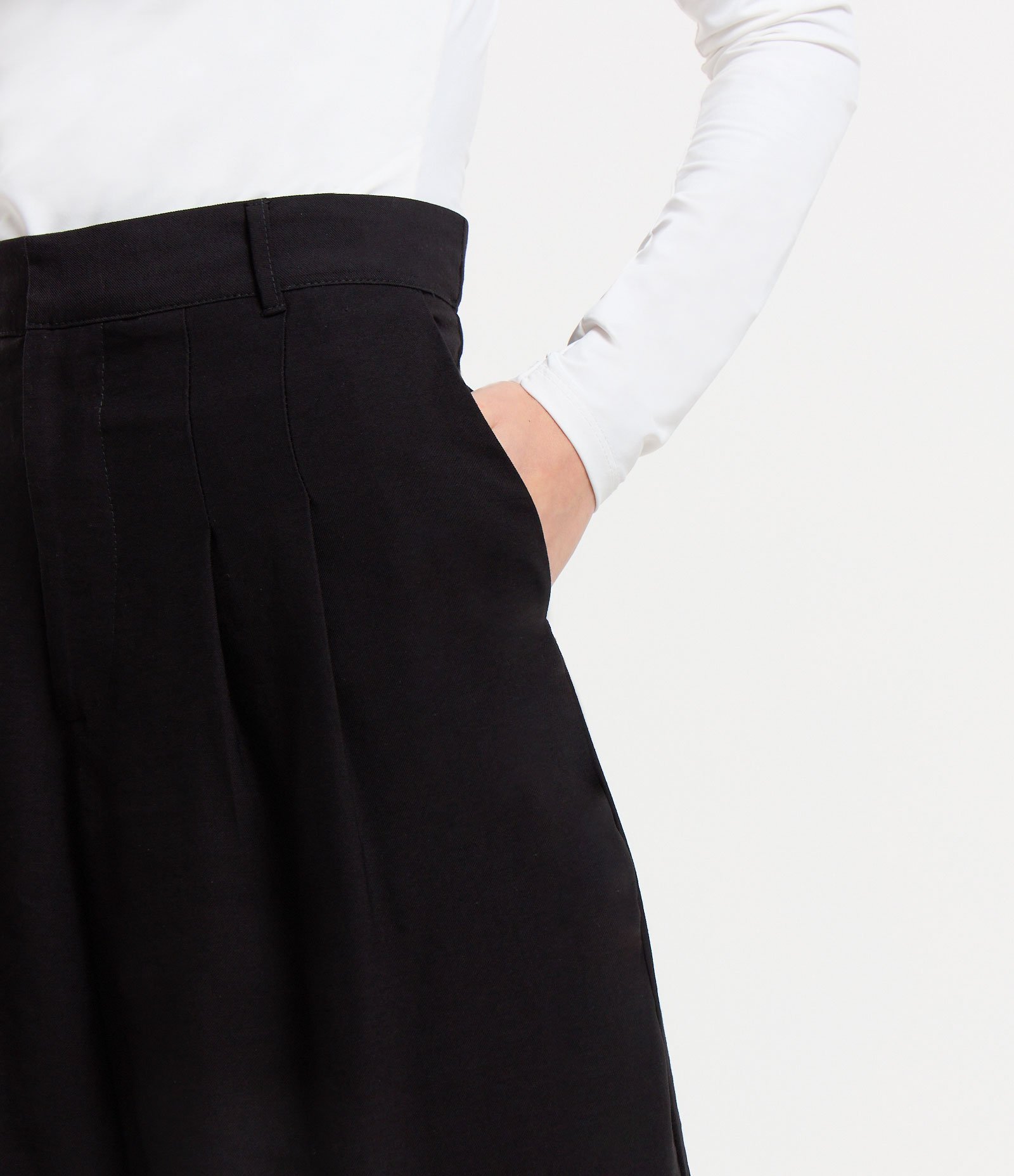 Bermuda Alfaiatada Alongada com Pregas Frontais 4