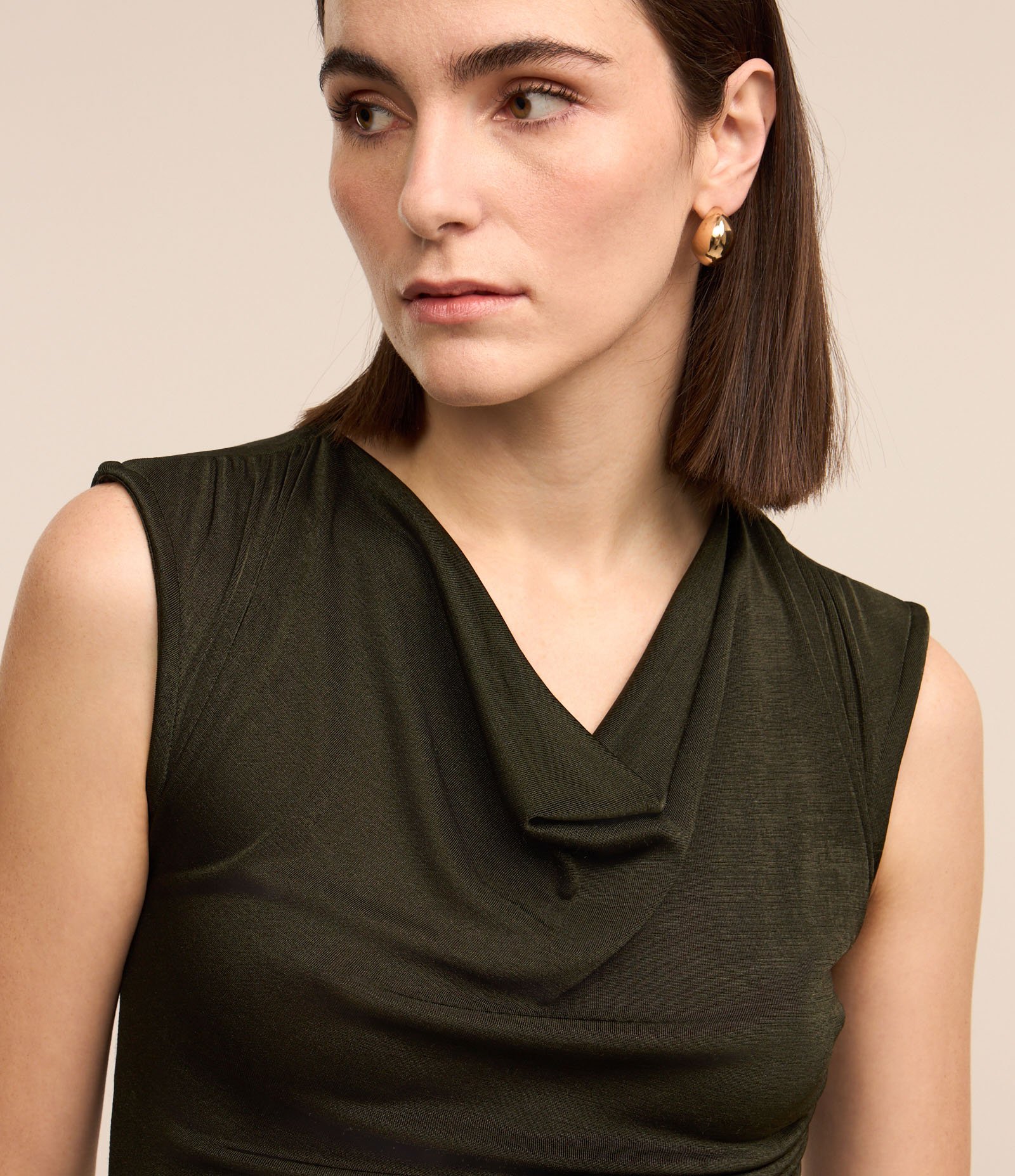 Vestido Midi com Decote Degagê e Pregas no Ombro Verde Escuro 4