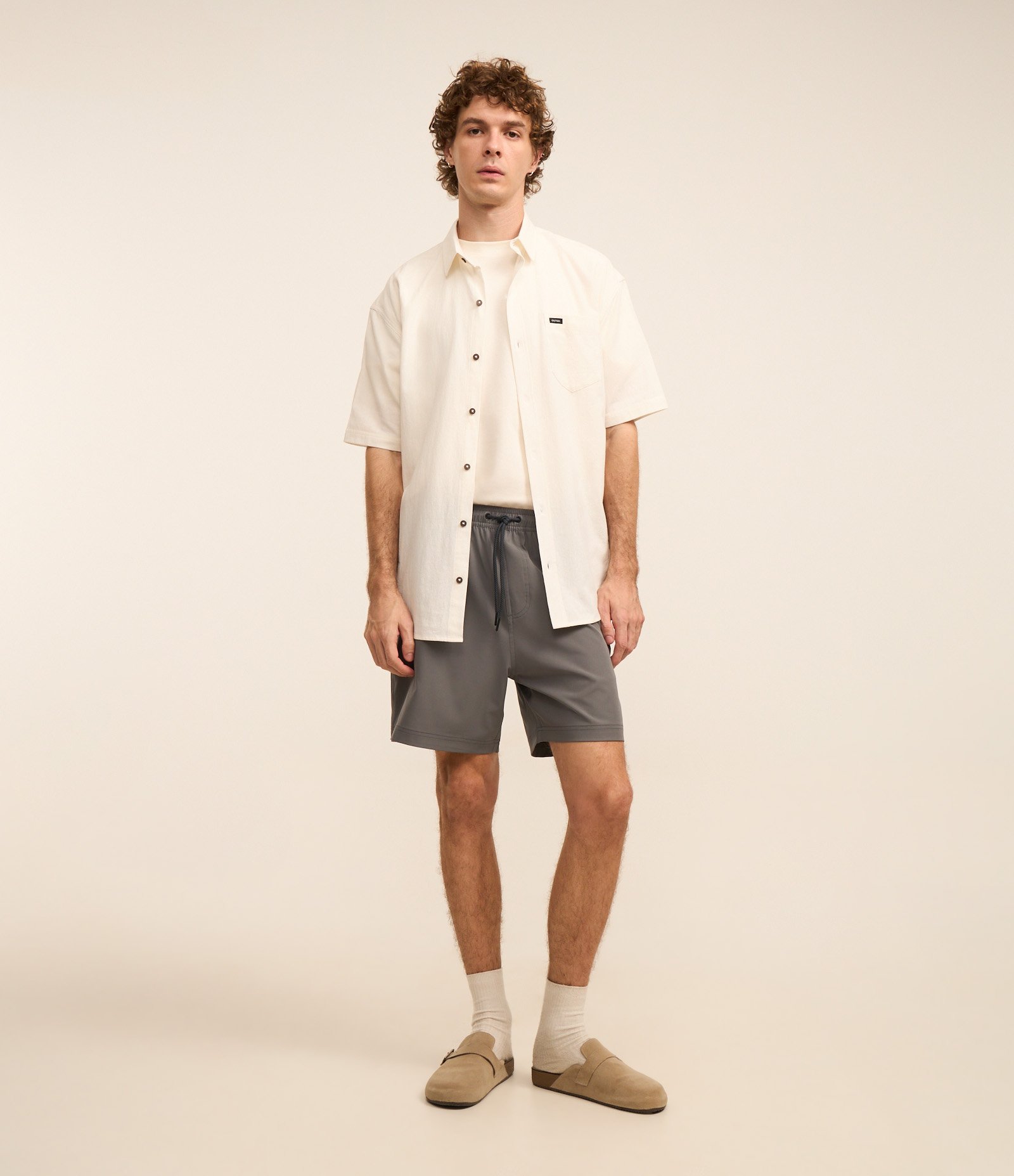 Bermuda com Bolsos e Etiqueta Emborrachada na Barra 1