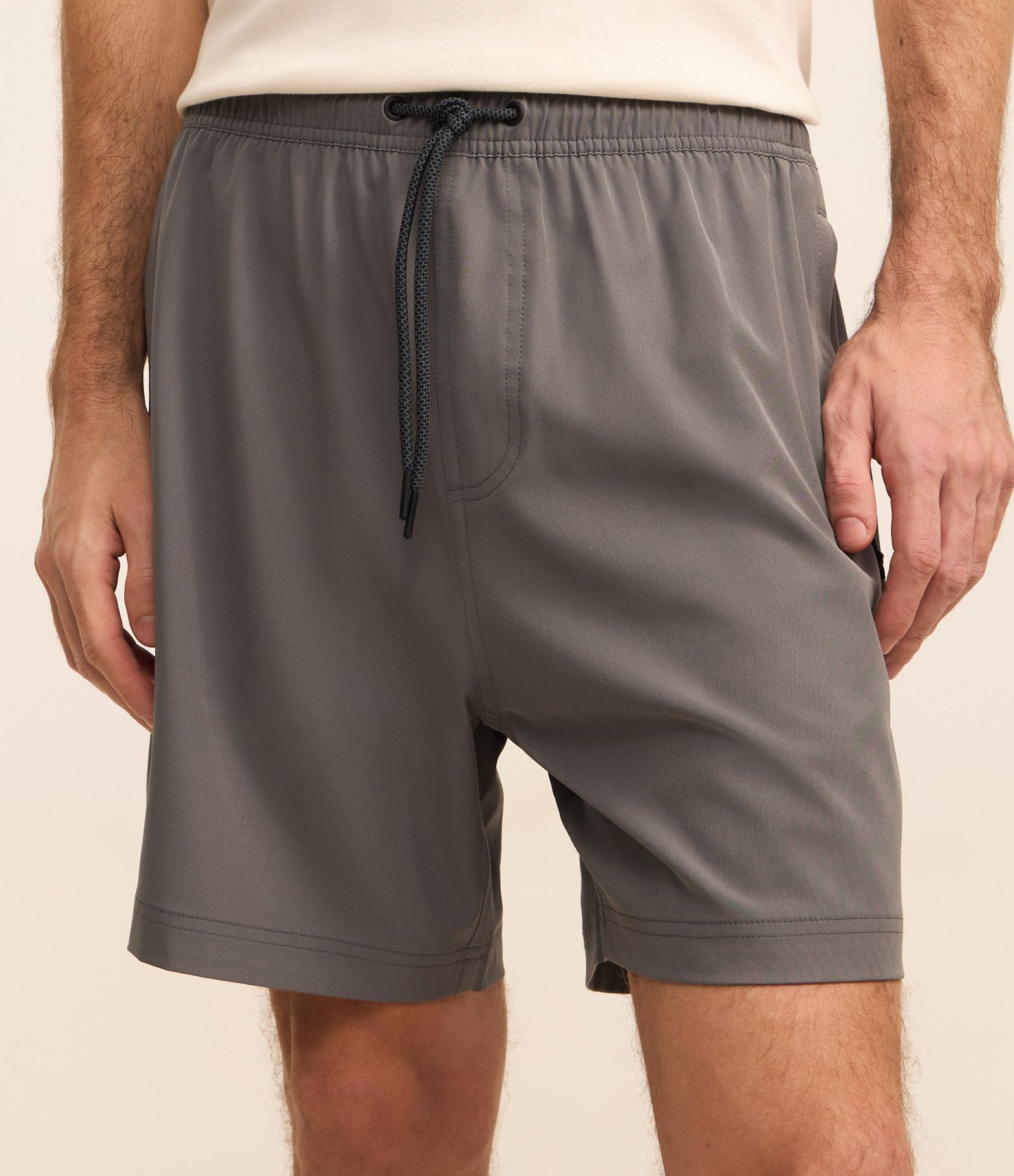 Bermuda com Bolsos e Etiqueta Emborrachada na Barra 2