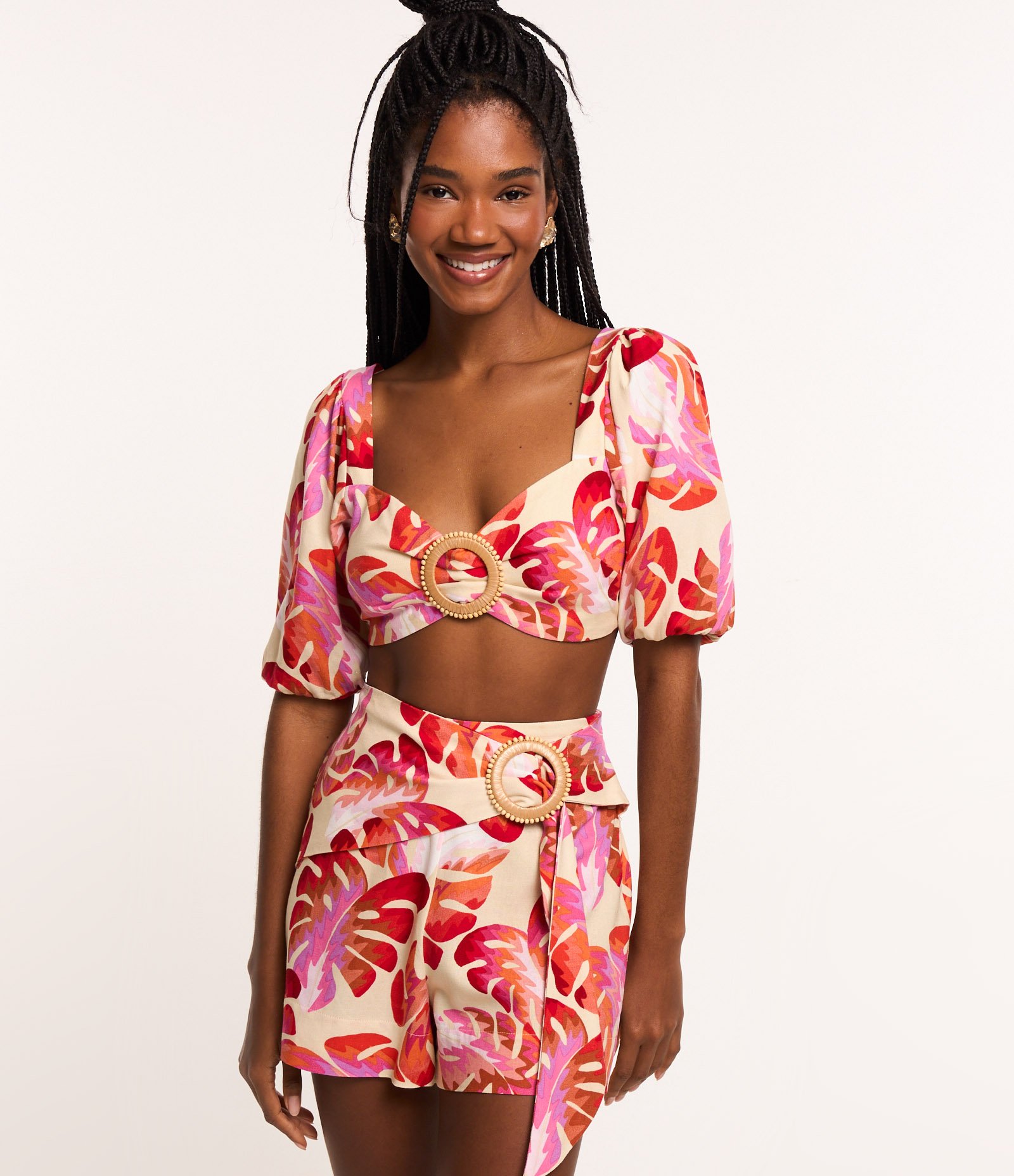 Short Curto em Viscose e Linho com Fivela e Estampa de Folhagens Bege 2