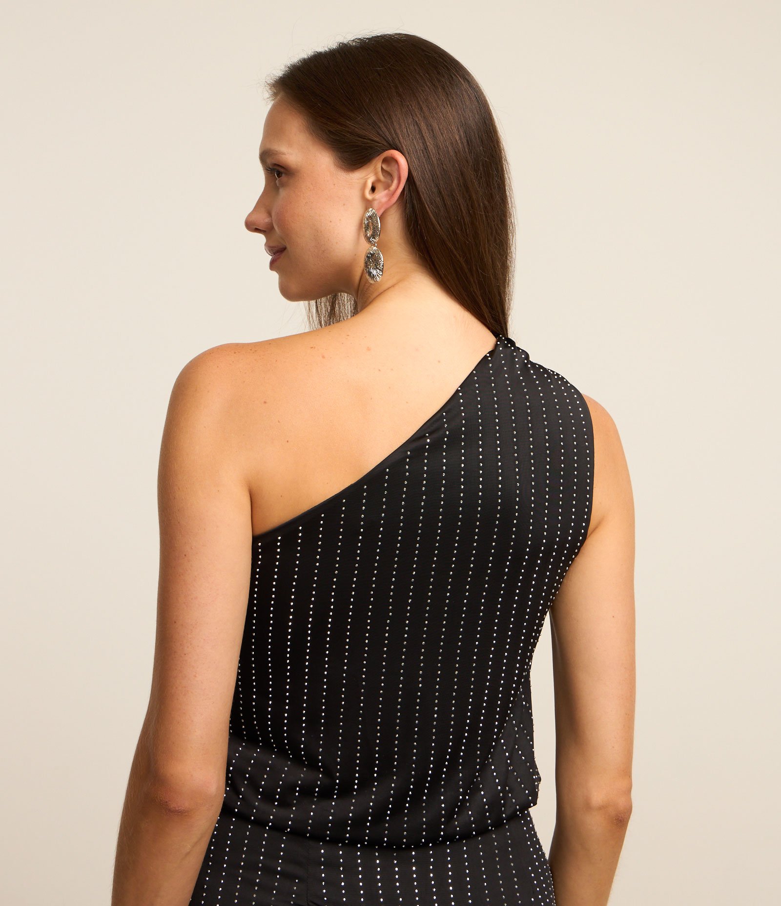 Blusa com Decote Um Ombro Só e Brilho Preto 4