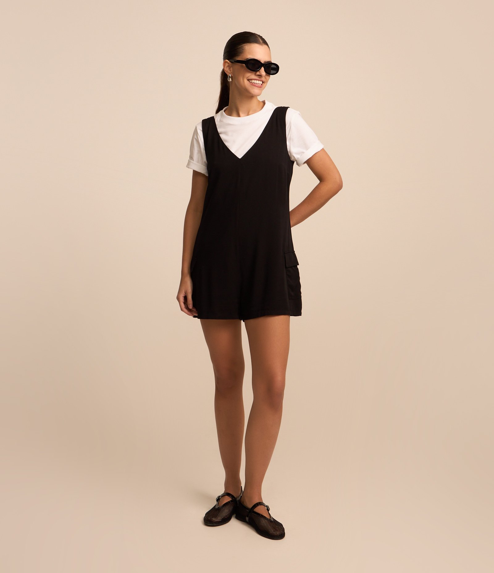 Macaquinho em Viscose com Bolsos Laterais Preto 2