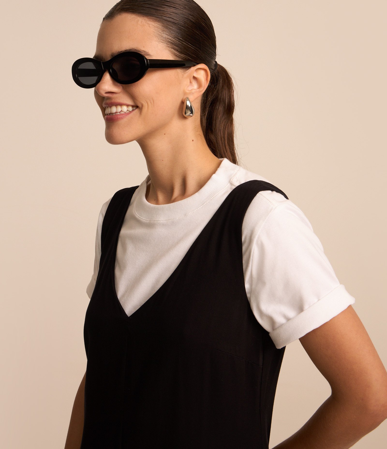 Macaquinho em Viscose com Bolsos Laterais Preto 3