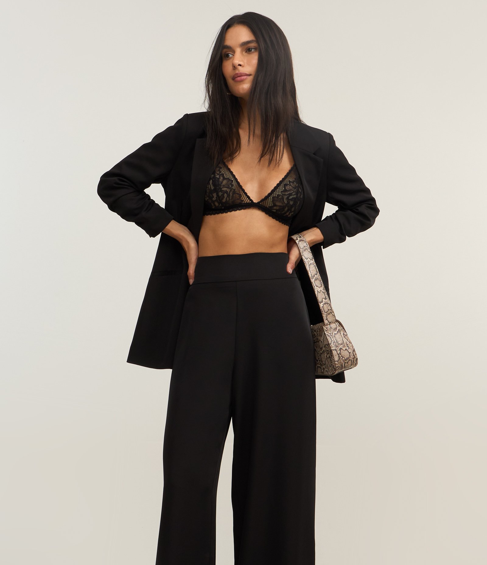 Calça Pantalona em Crepe com Pences Preto 2