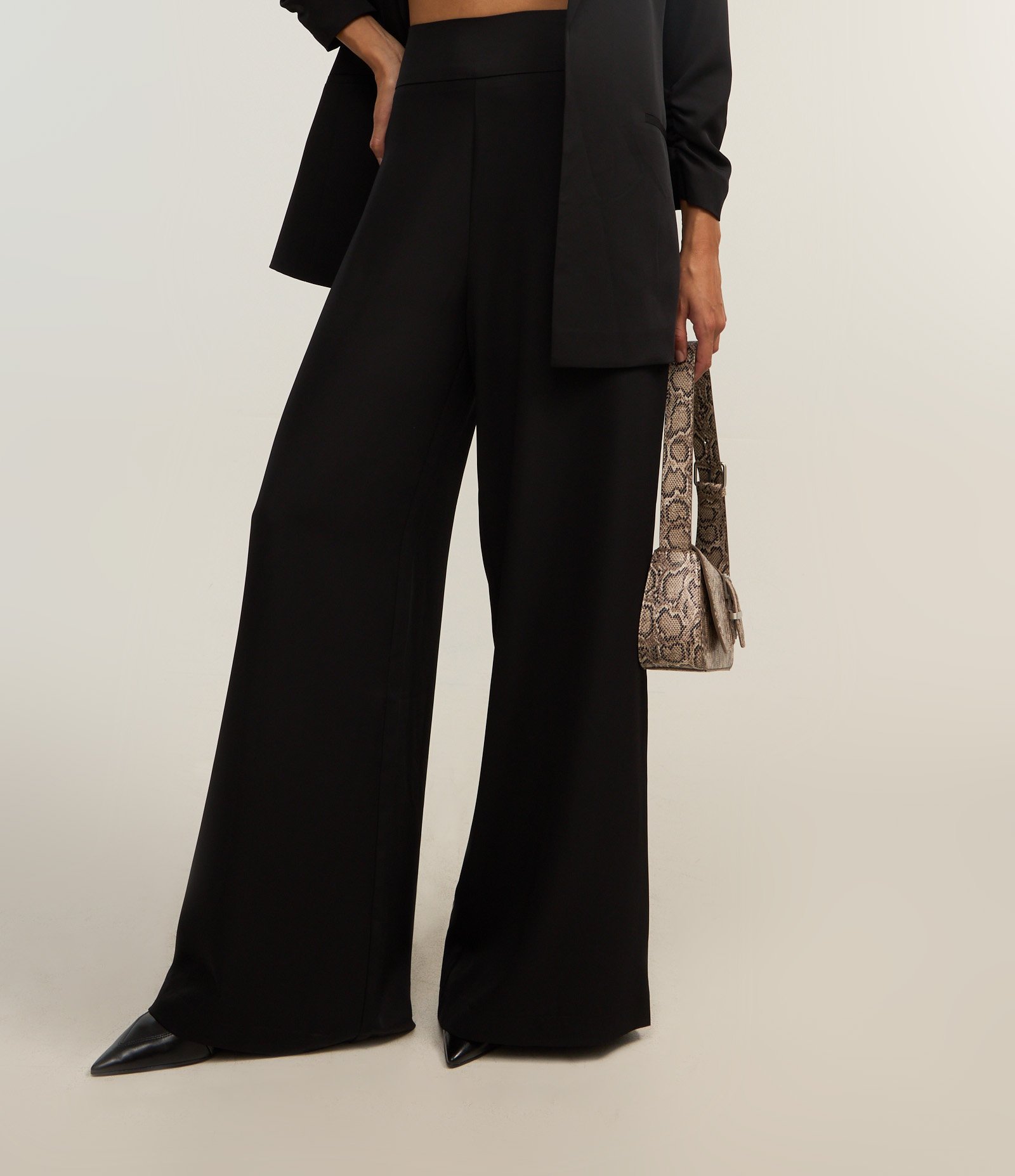 Calça Pantalona em Crepe com Pences Preto 3