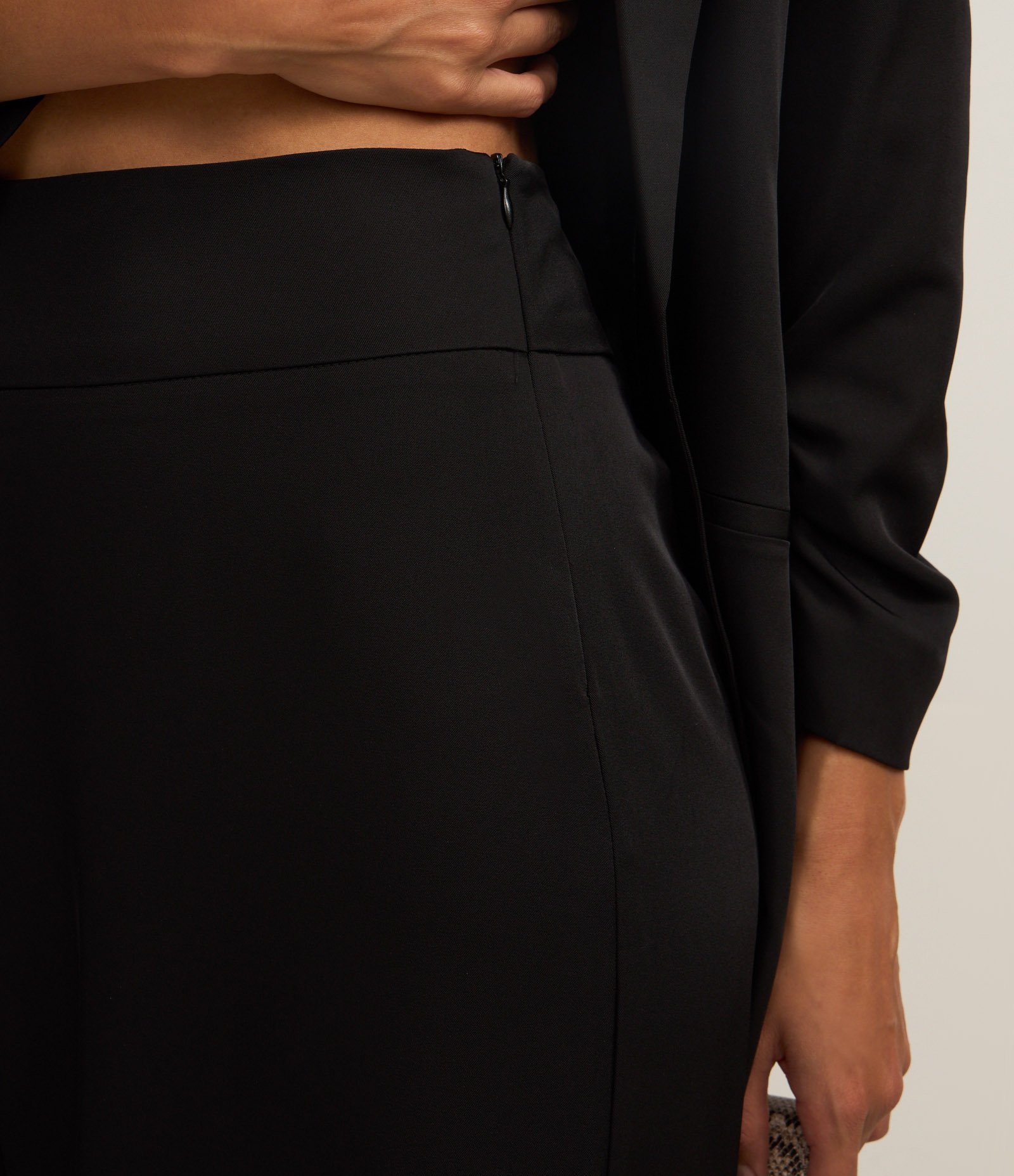 Calça Pantalona em Crepe com Pences Preto 4