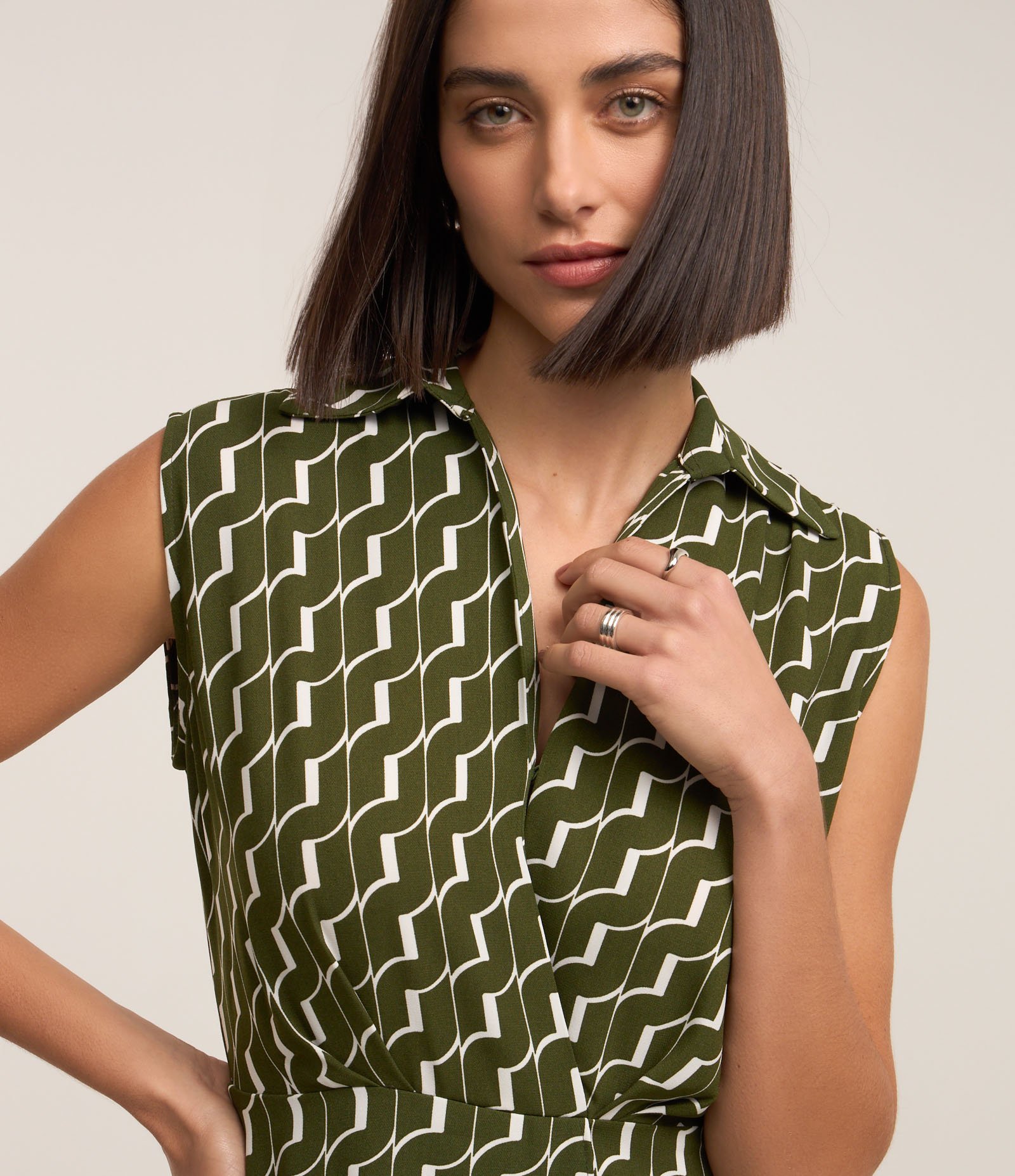 Vestido Midi em Crepe com Cintura Marcada e Estampa Geométrica Verde 2