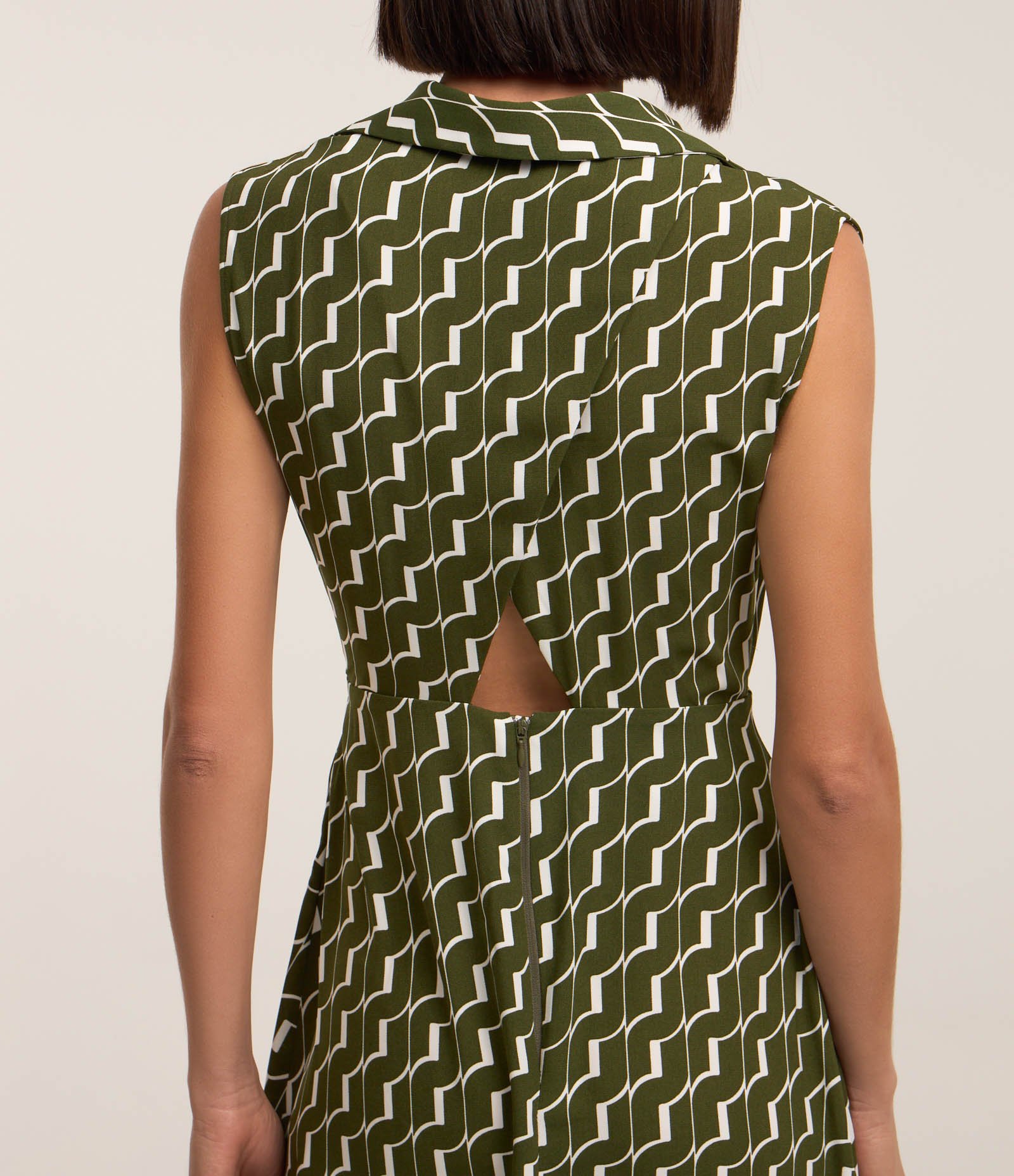 Vestido Midi em Crepe com Cintura Marcada e Estampa Geométrica Verde 5
