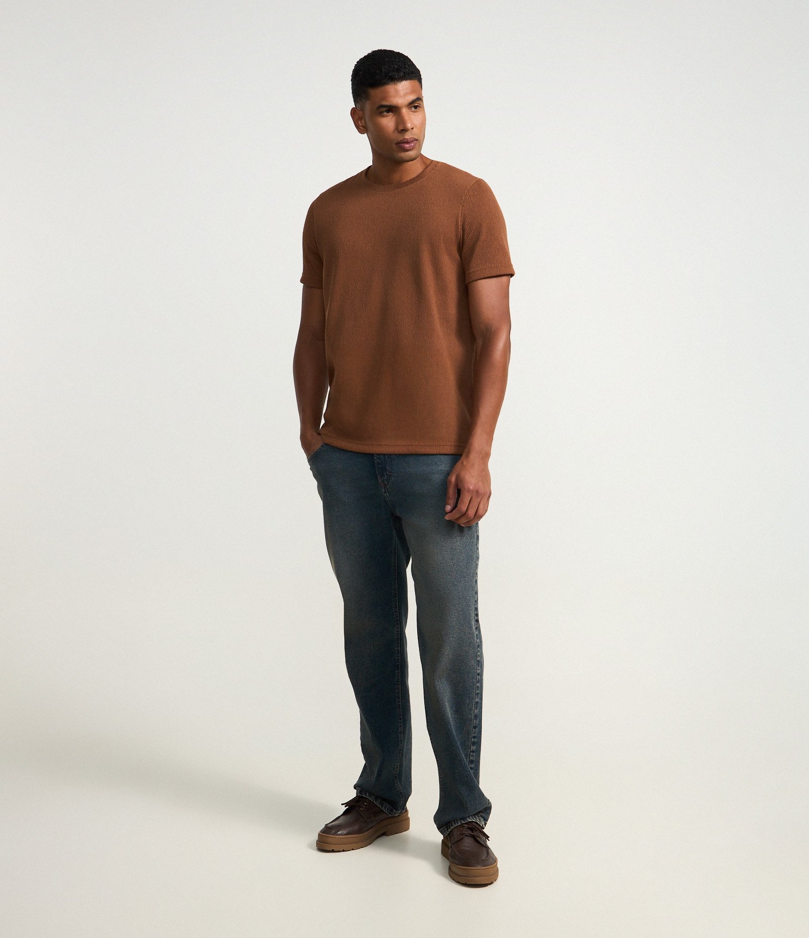 Camiseta Regular em Algodão Texturizado Marrom 2