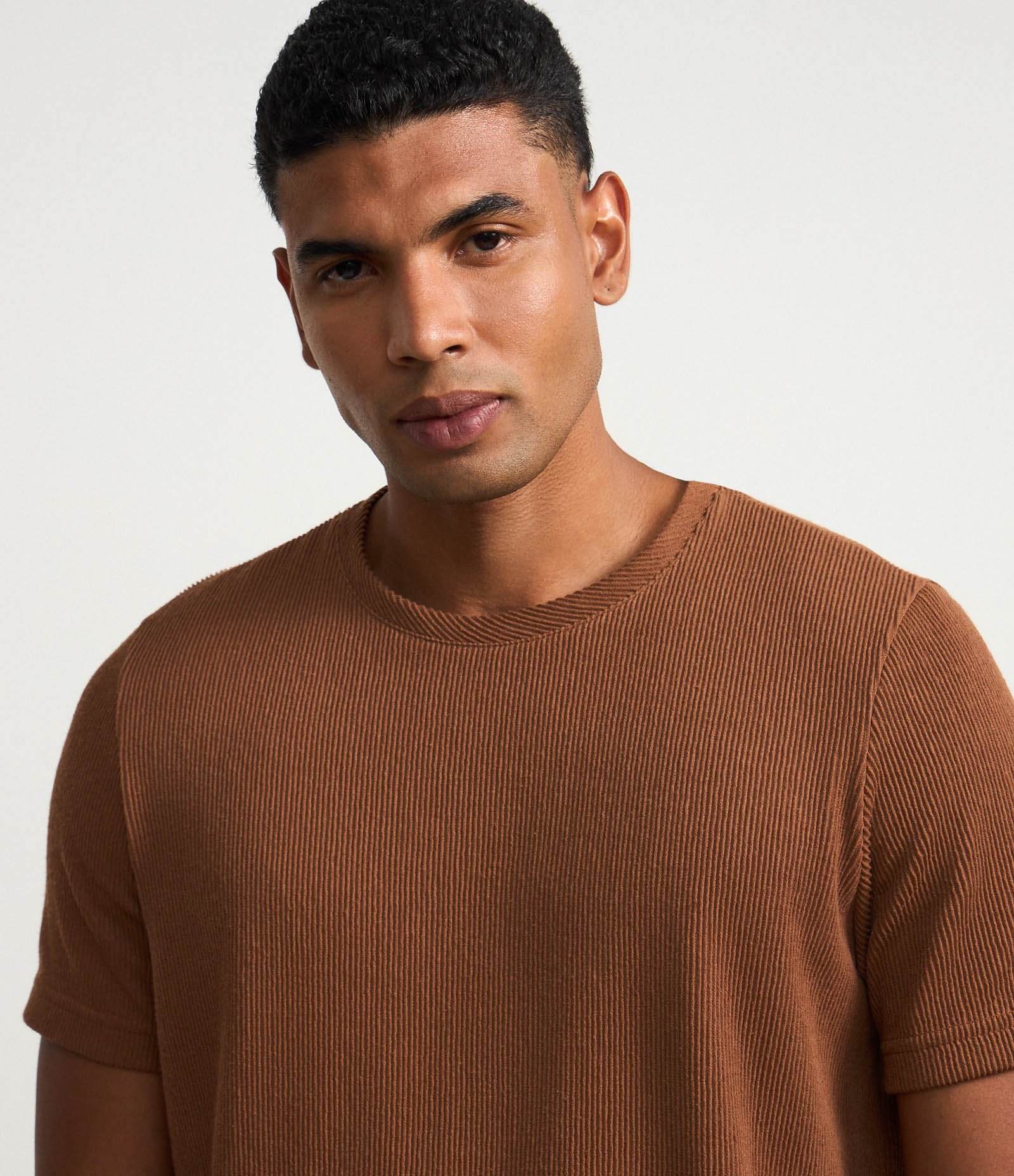 Camiseta Regular em Algodão Texturizado Marrom 4