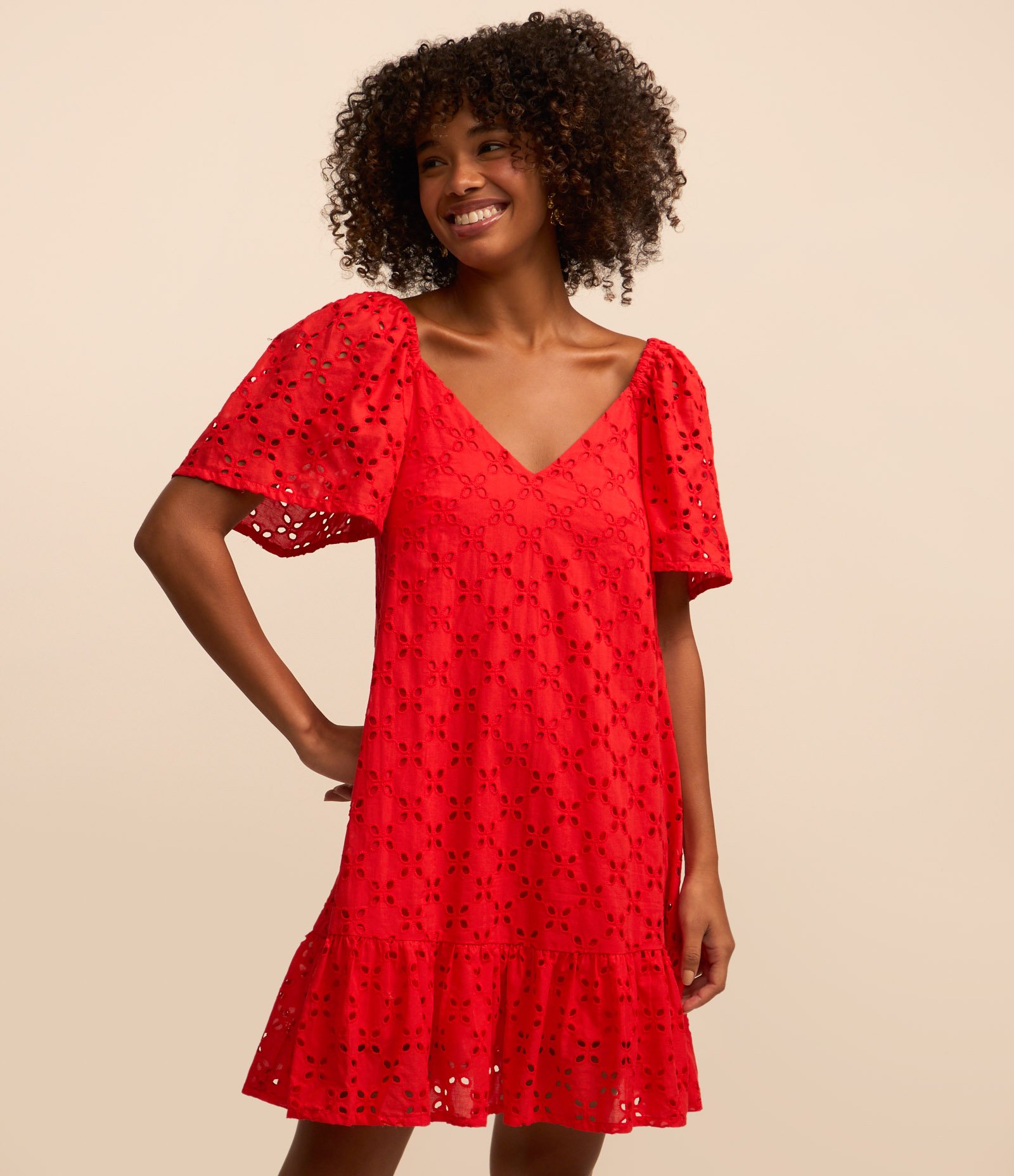 Vestido Curto em Laise com Bordado Floral e Elástico no Ombro Vermelho 1