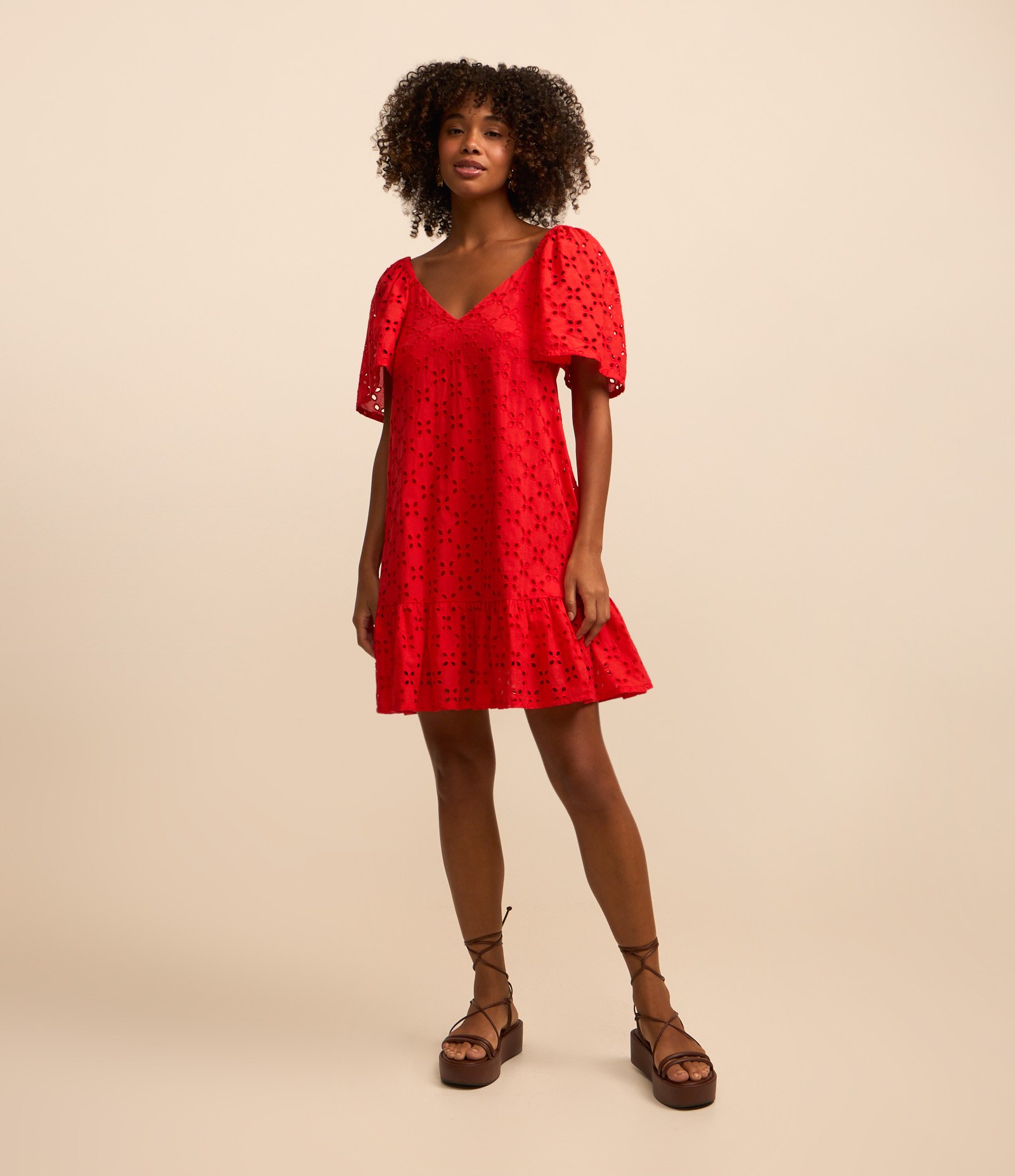 Vestido Curto em Laise com Bordado Floral e Elástico no Ombro Vermelho 2