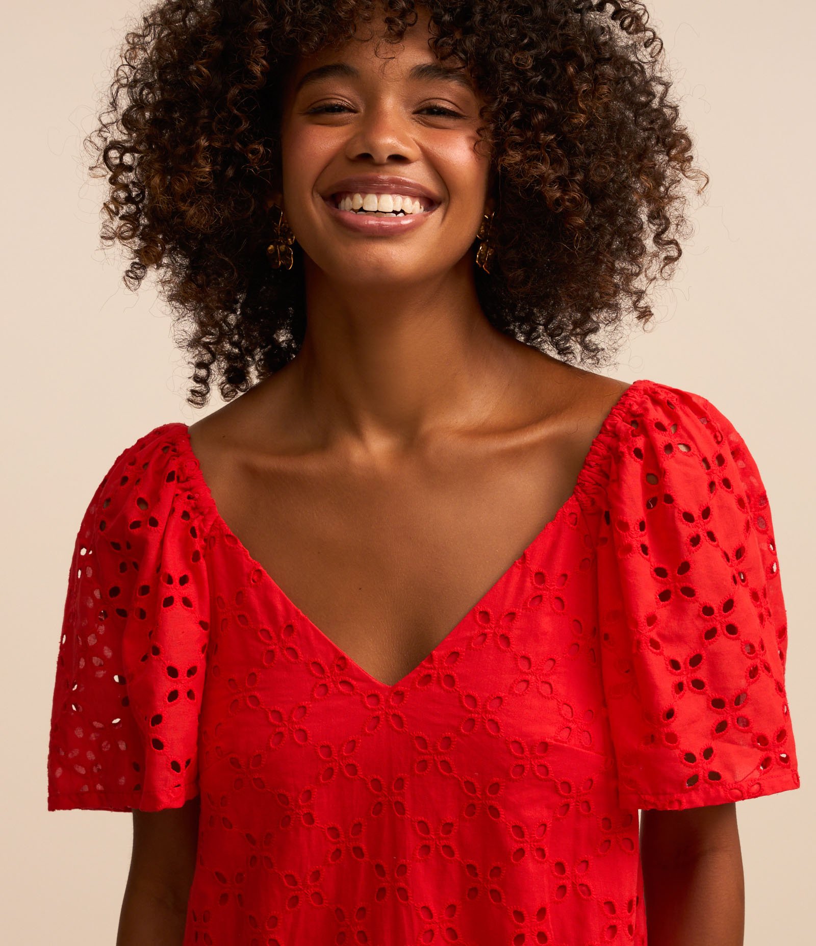 Vestido Curto em Laise com Bordado Floral e Elástico no Ombro Vermelho 3