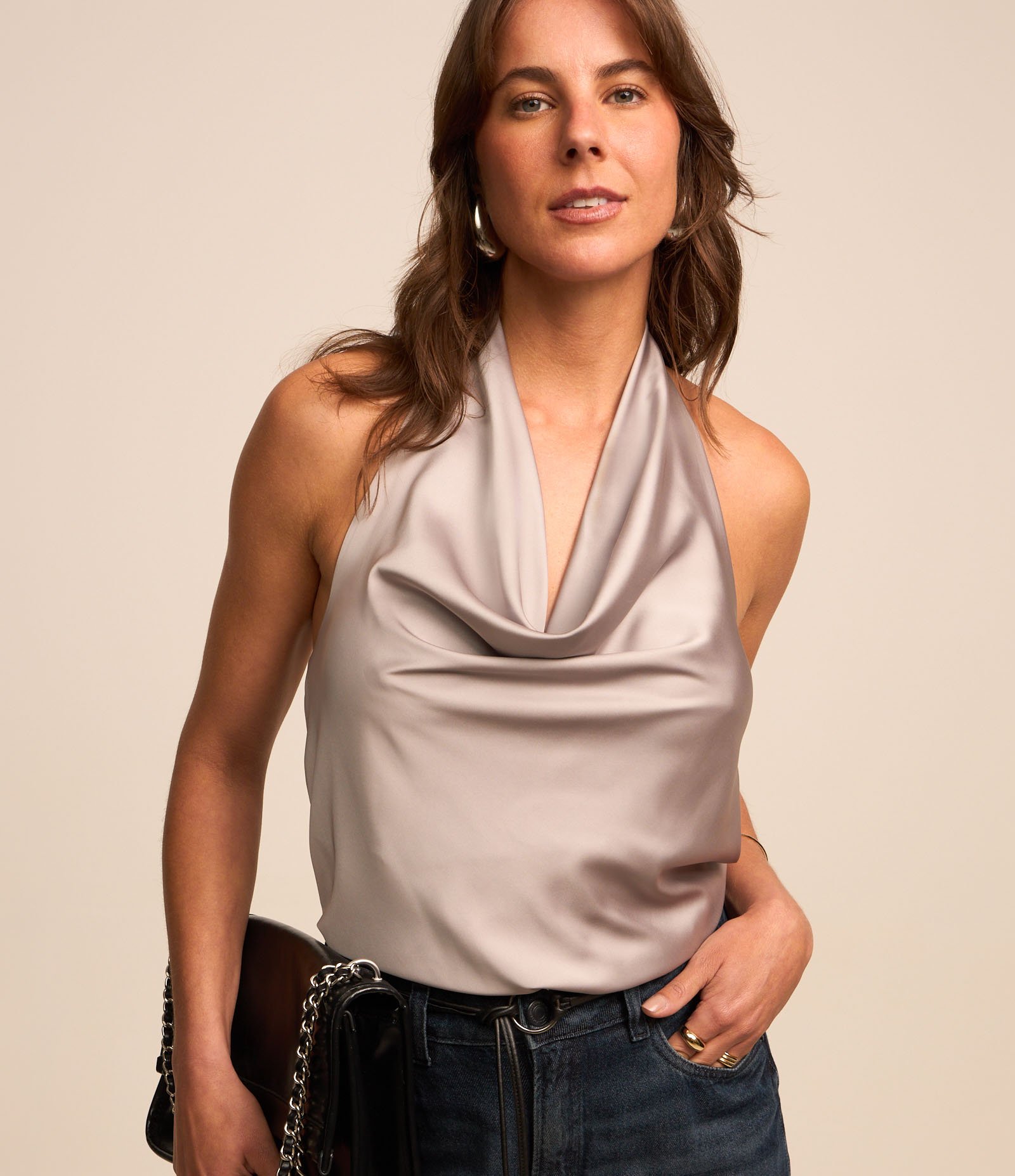 Blusa em Tecido Acetinado sem Manga com Decote Degagê Cinza 1