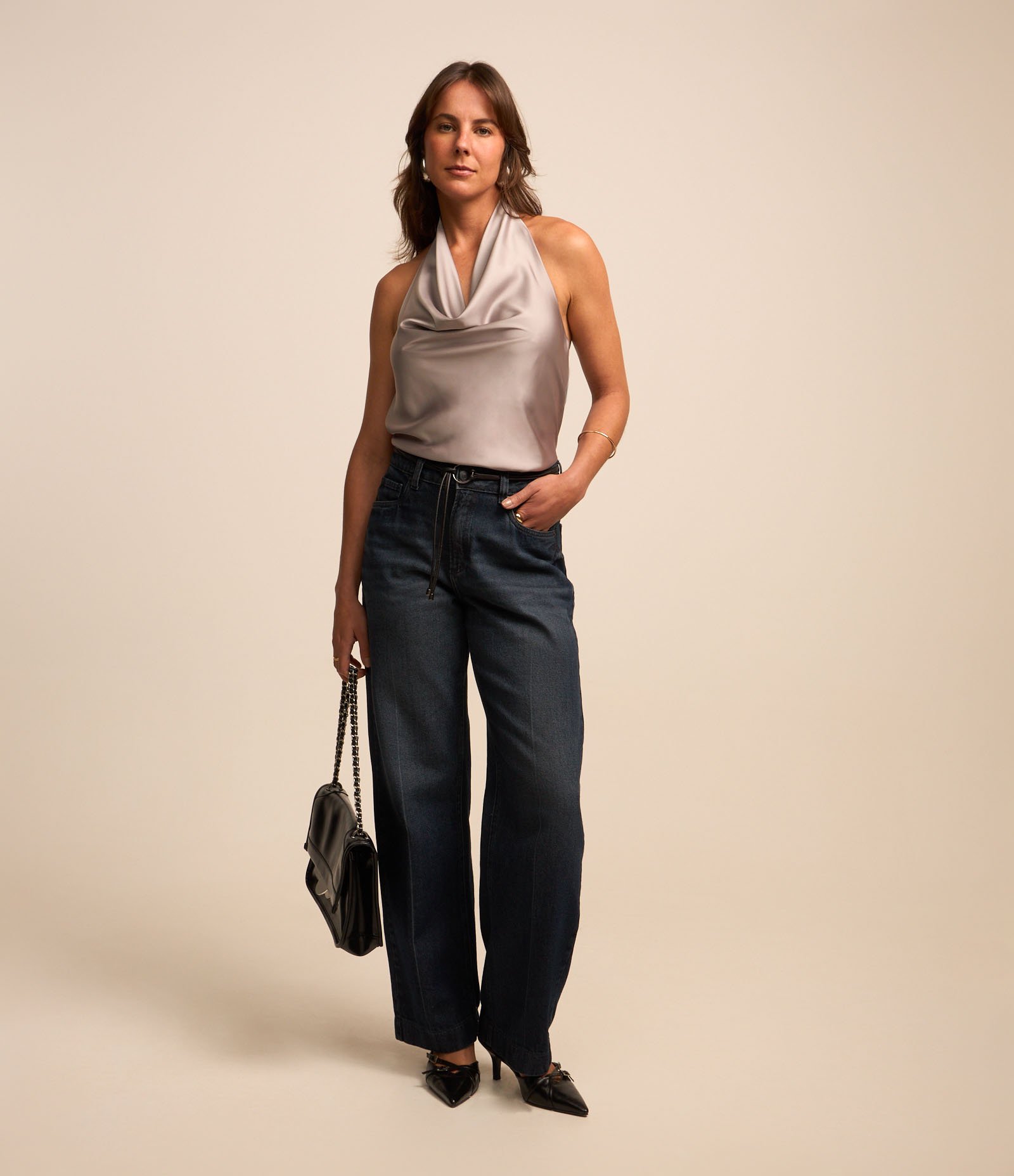 Blusa em Tecido Acetinado sem Manga com Decote Degagê Cinza 2