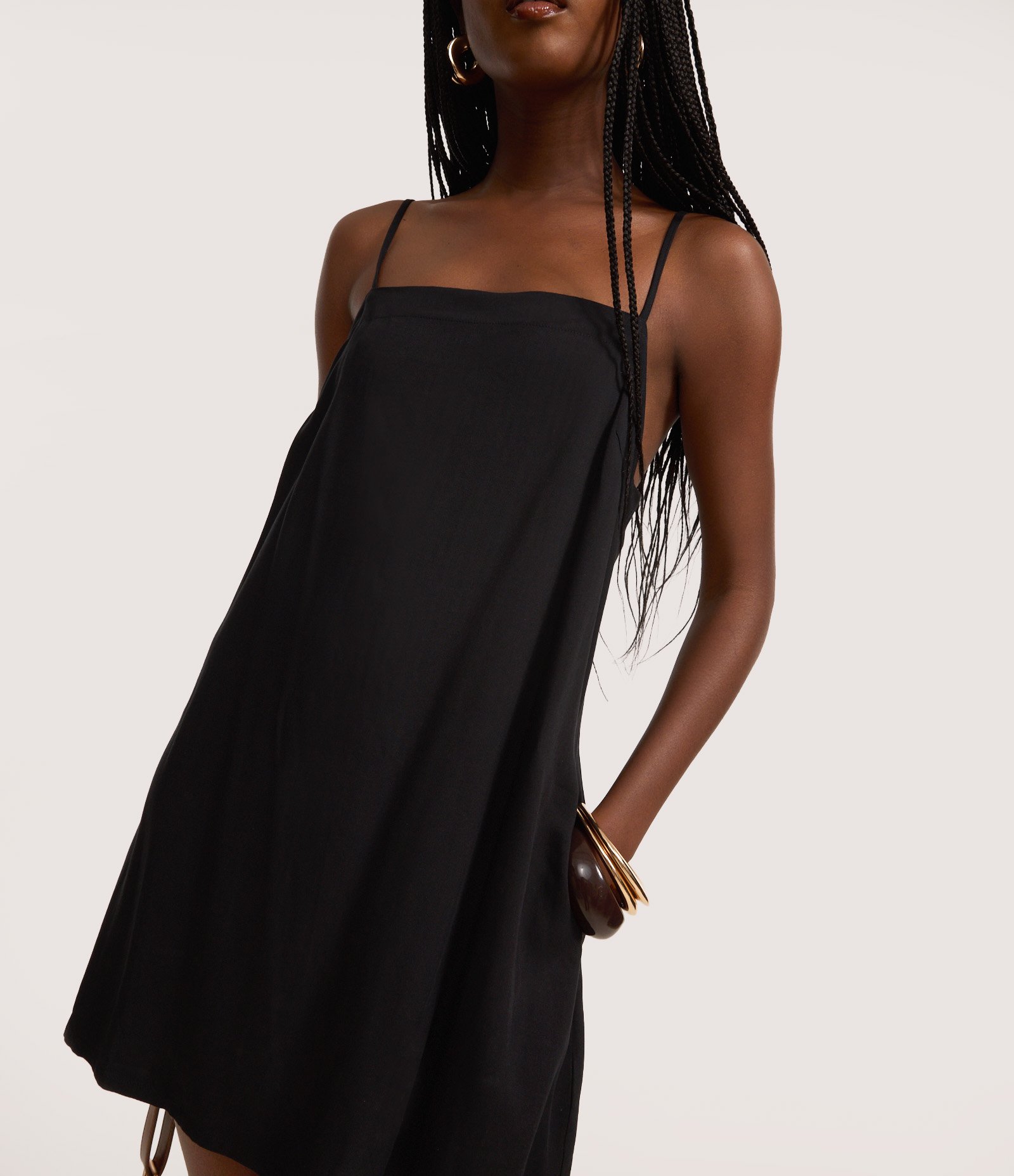 Vestido Curto em Viscose com Amarração nas Alças Preto 3