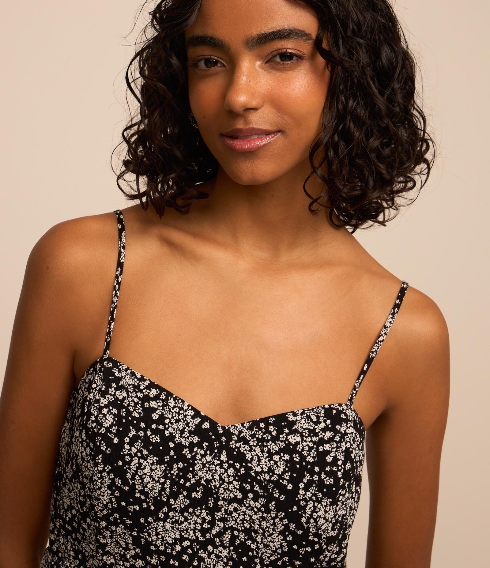 Vestido Curto em Viscose Floral Liberty e Lastex nas Costas Preto 2