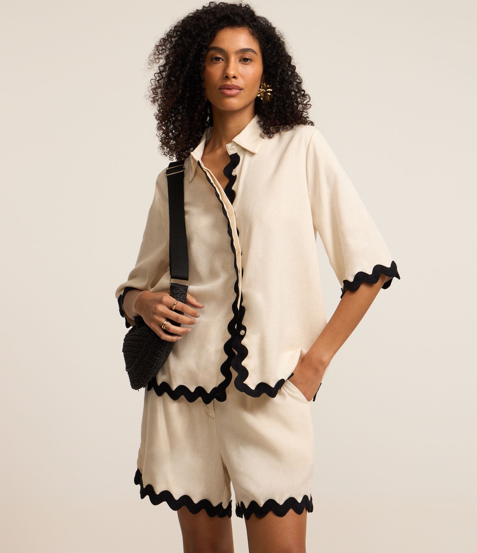 Short Reto Cintura Alta em Viscolinho com Barra Nuvem Bege 2