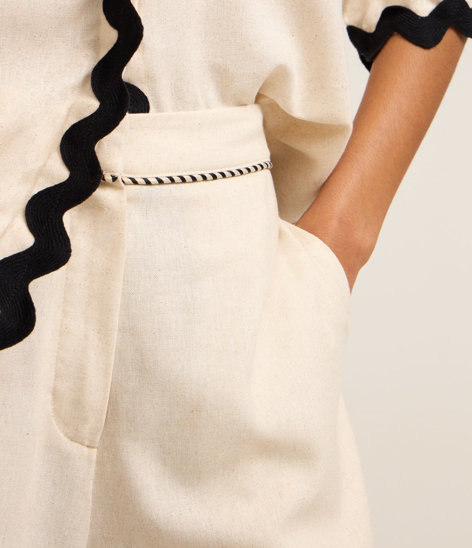 Short Reto Cintura Alta em Viscolinho com Barra Nuvem Bege 4