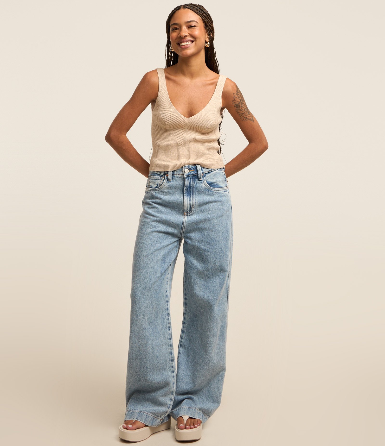 Blusa Sem Manga em Tricô Canelado com Fio Metalizado Bege 2