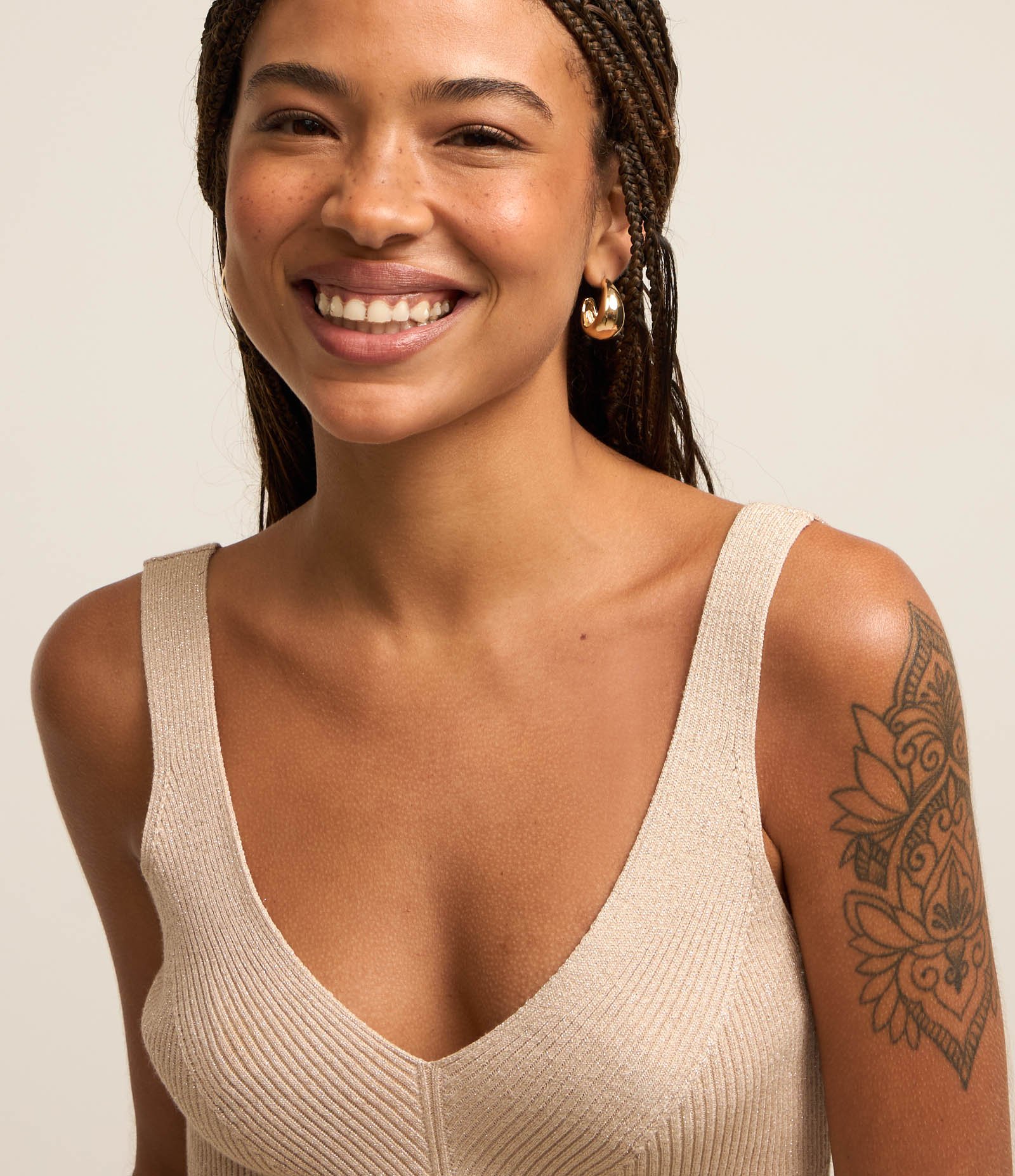 Blusa Sem Manga em Tricô Canelado com Fio Metalizado Bege 3