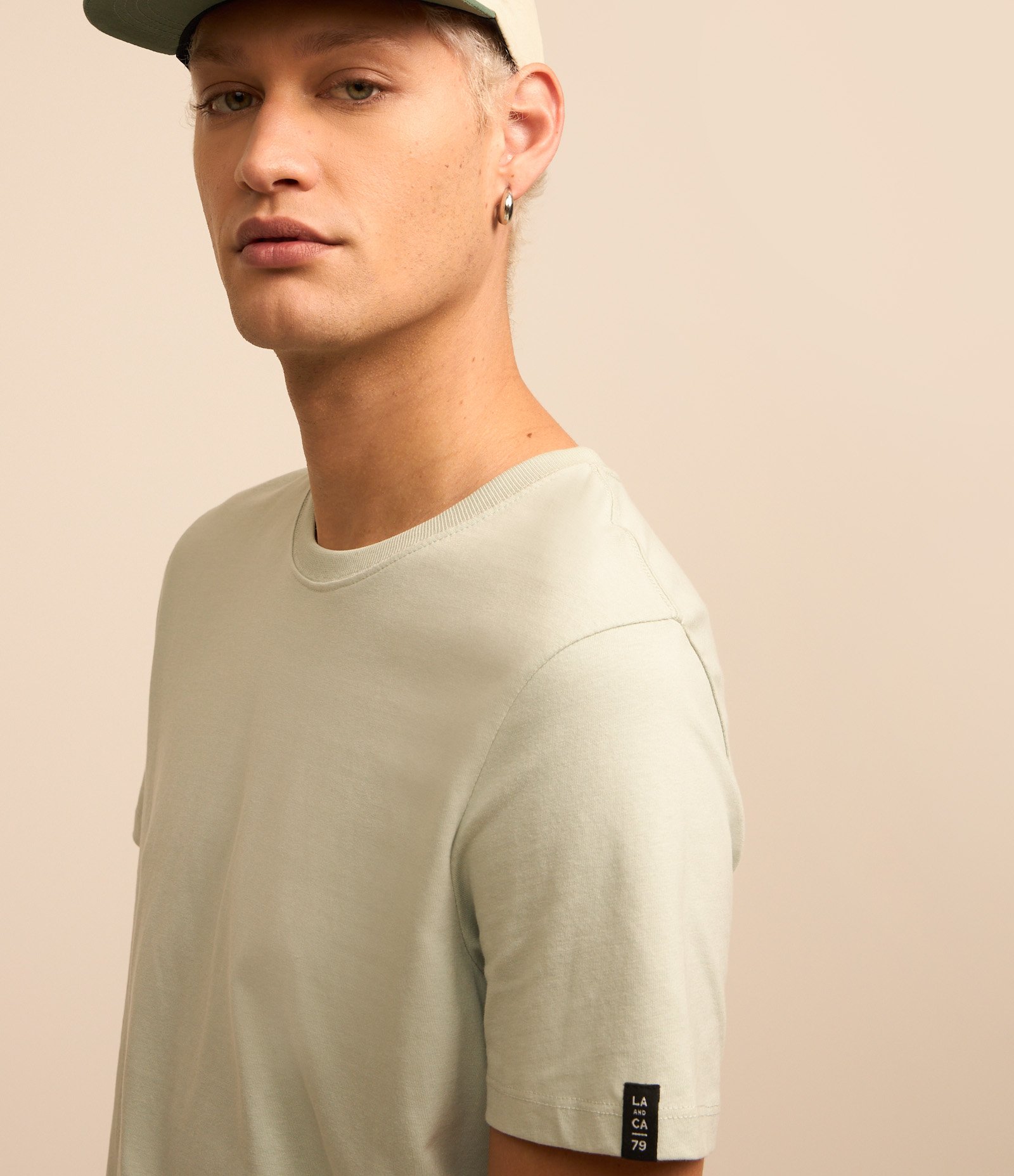 Camiseta Comfort Básica em Malhão com Etiqueta na Manga Verde Claro 3