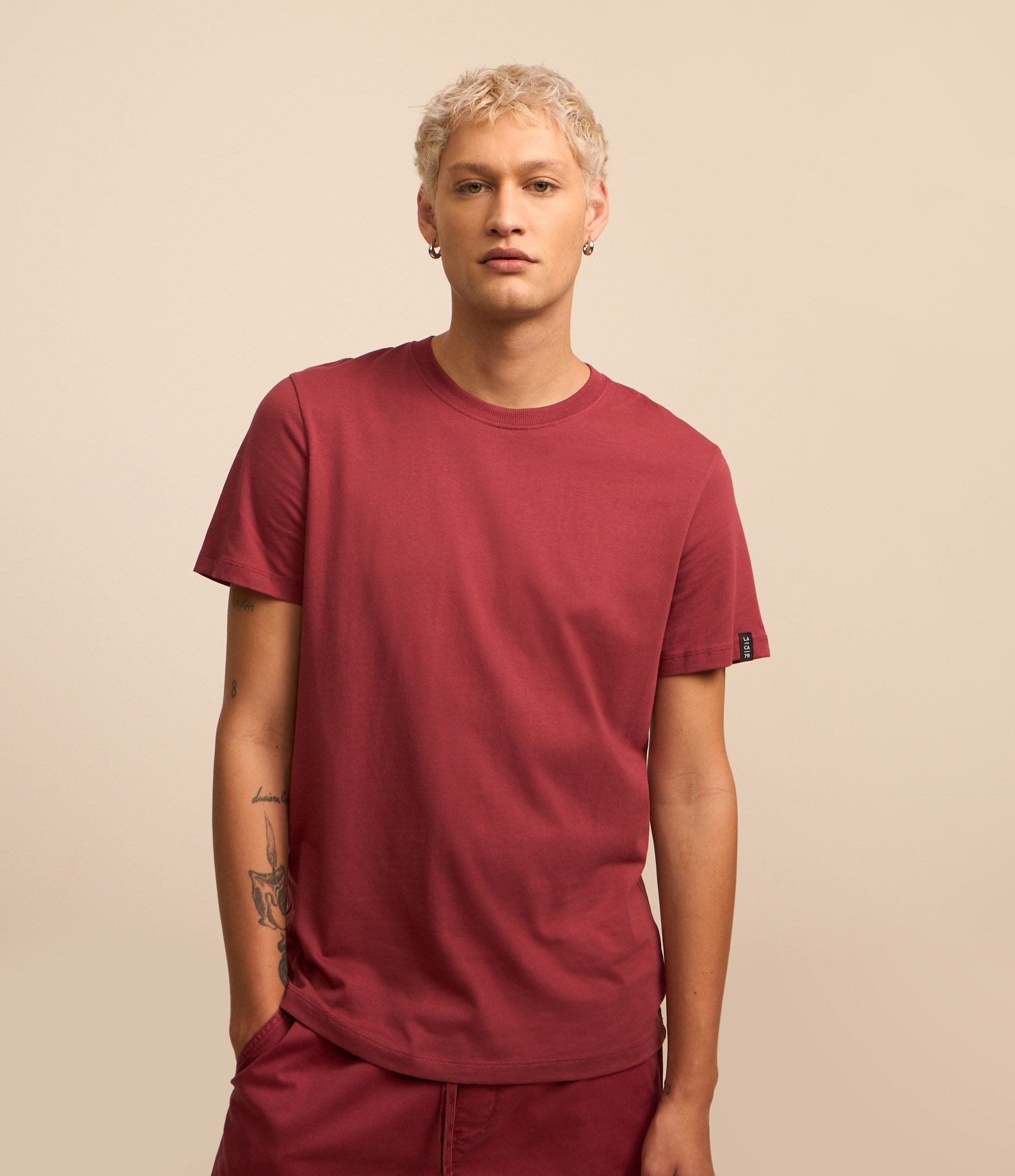 Camiseta Comfort Básica em Malhão com Etiqueta na Manga Vermelho Vinho 1