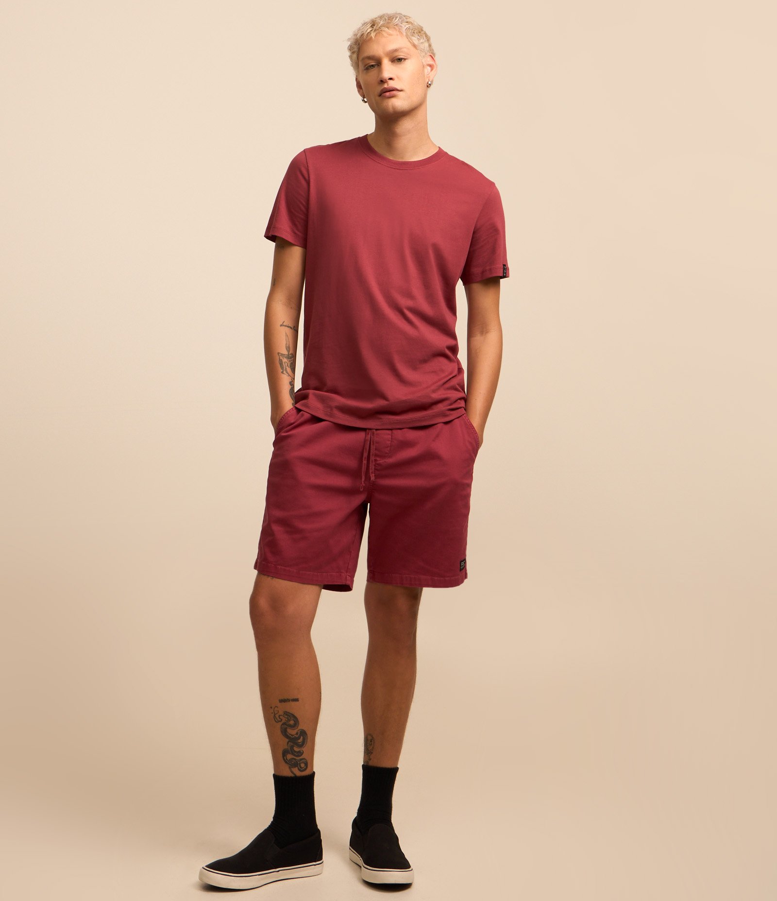 Camiseta Comfort Básica em Malhão com Etiqueta na Manga Vermelho Vinho 2