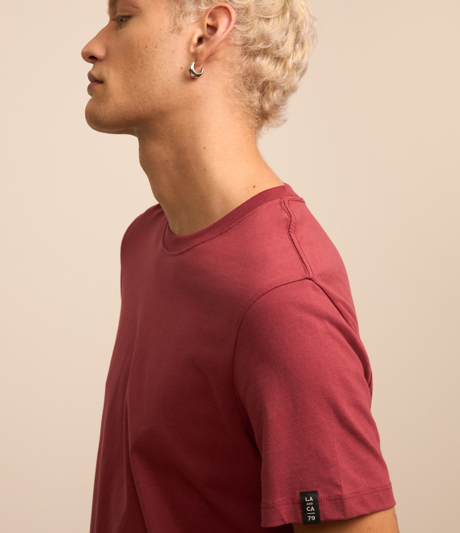 Camiseta Comfort Básica em Malhão com Etiqueta na Manga Vermelho Vinho 3