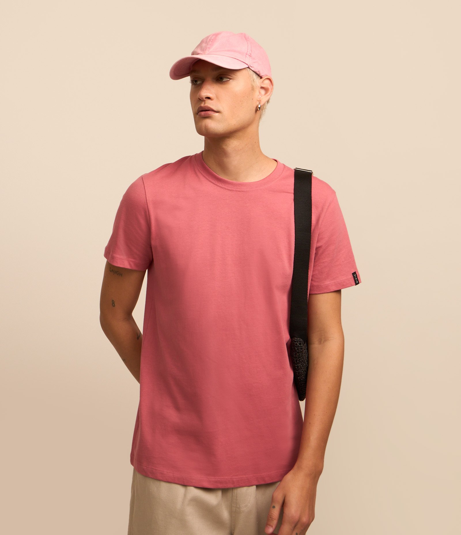 Camiseta Comfort Básica em Malhão com Etiqueta na Manga Rosa 1