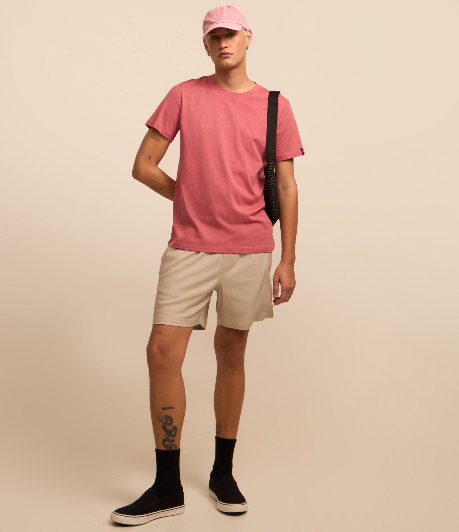 Camiseta Comfort Básica em Malhão com Etiqueta na Manga Rosa 2