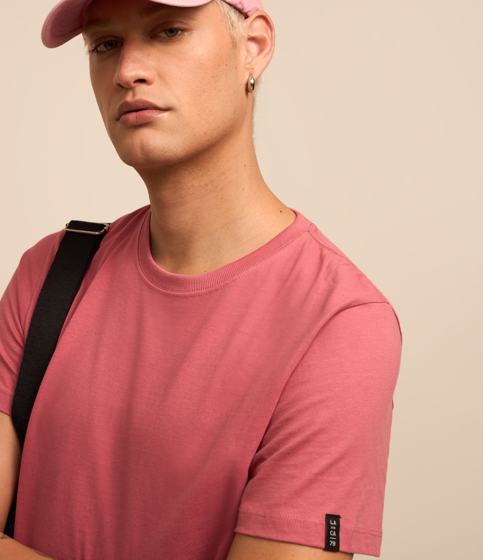 Camiseta Comfort Básica em Malhão com Etiqueta na Manga Rosa 3