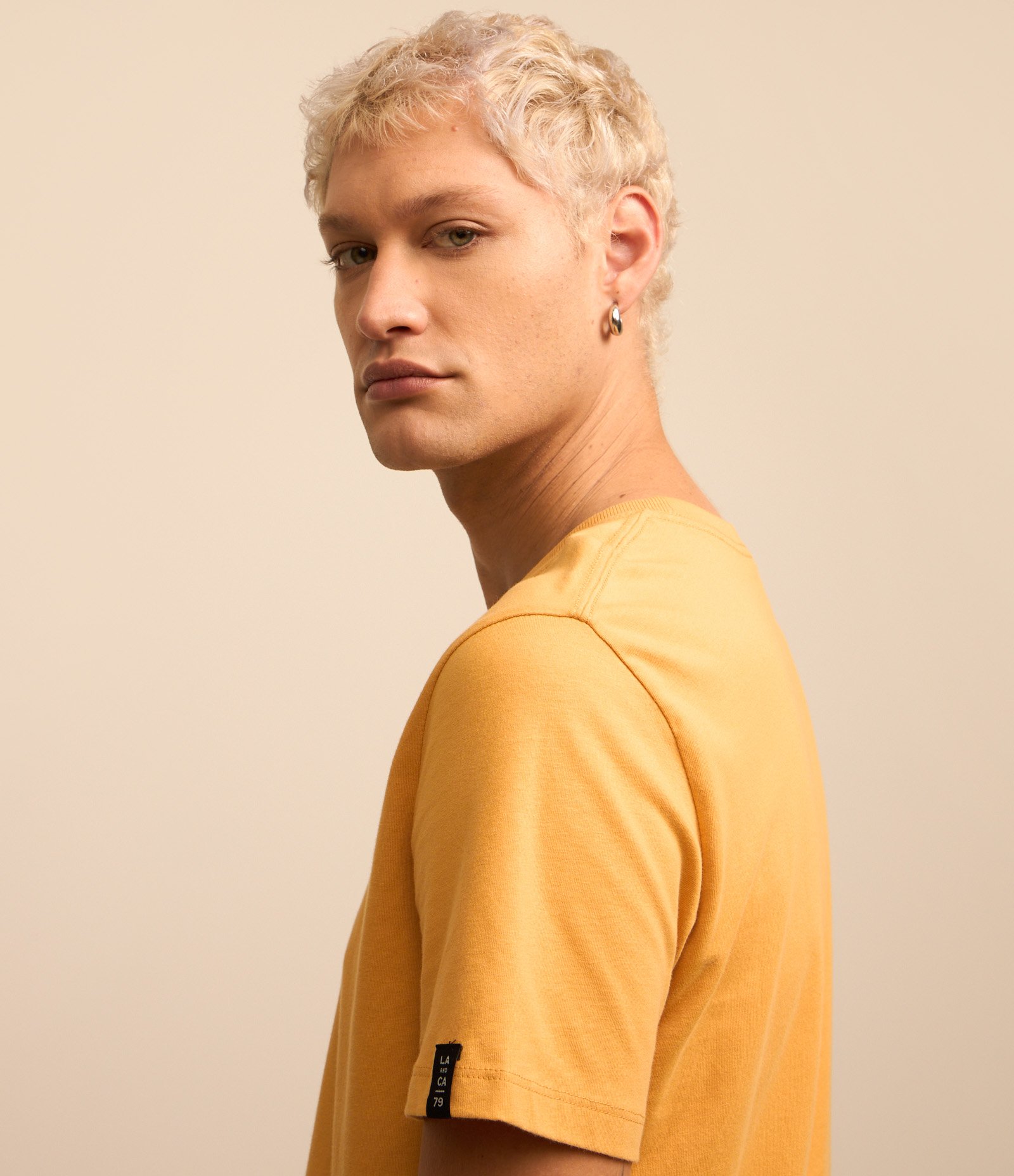 Camiseta Comfort Básica em Malhão com Etiqueta na Manga 3