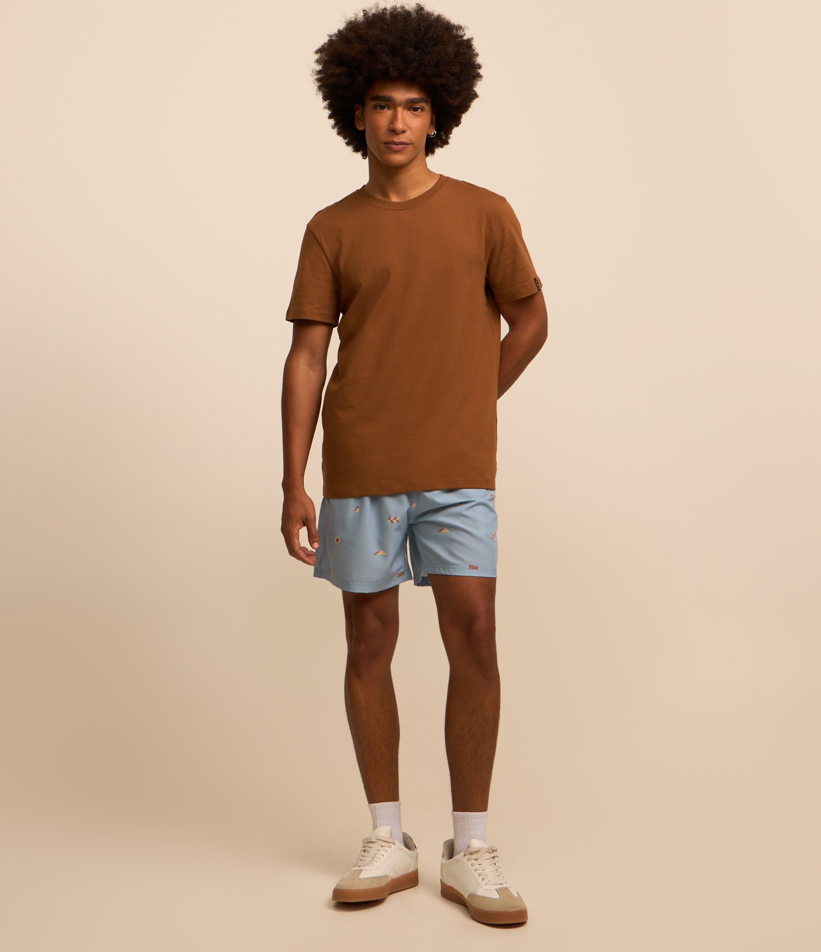 Camiseta Comfort Básica em Malhão com Etiqueta na Manga 2