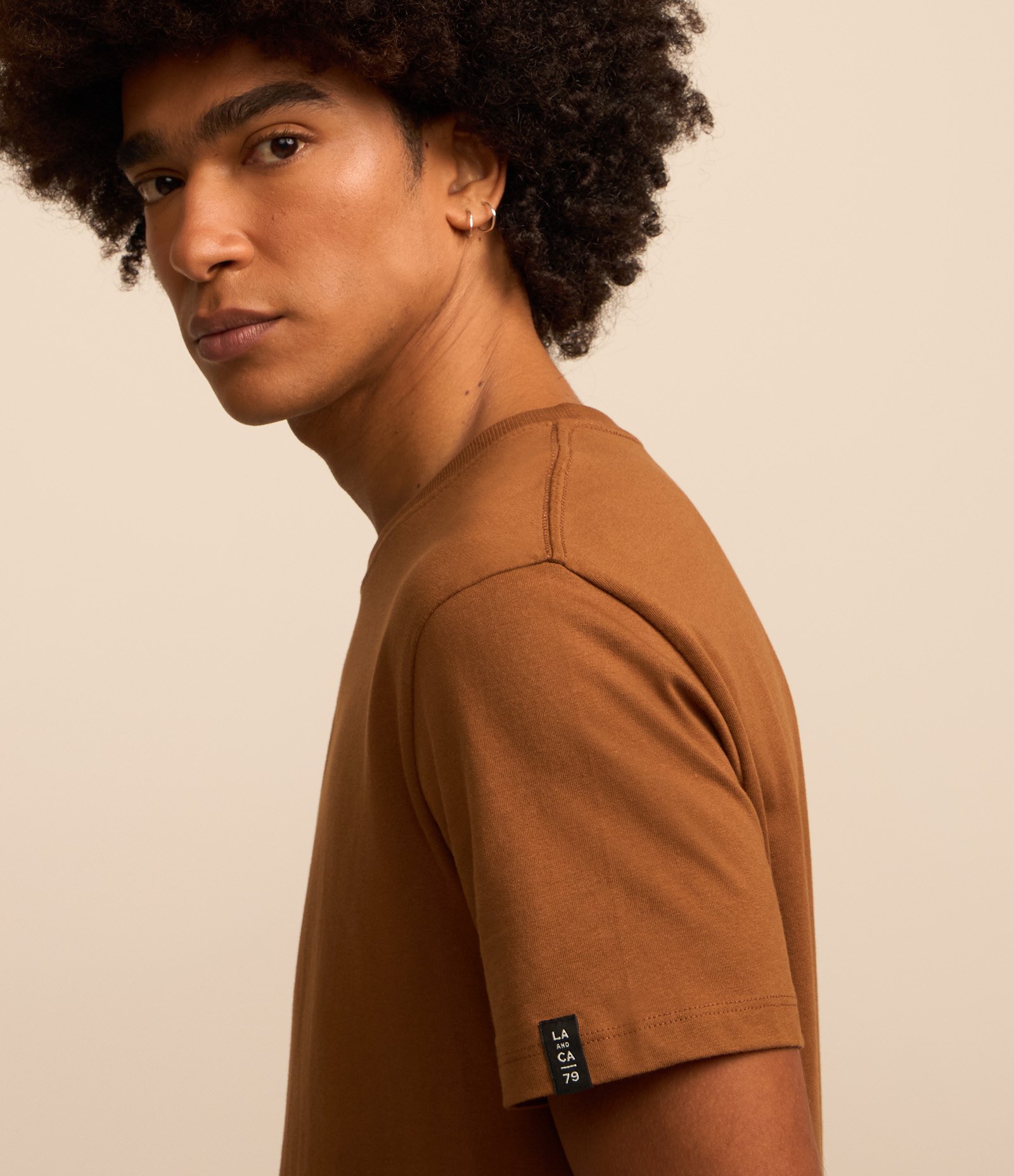 Camiseta Comfort Básica em Malhão com Etiqueta na Manga 3