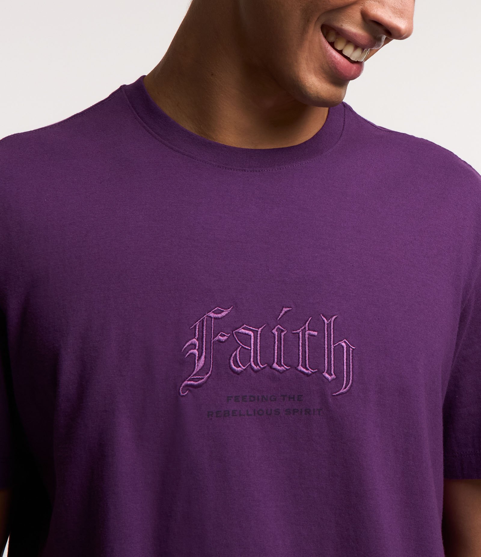 Camiseta Comfort em Algodão com Bordado Faith Roxo 4