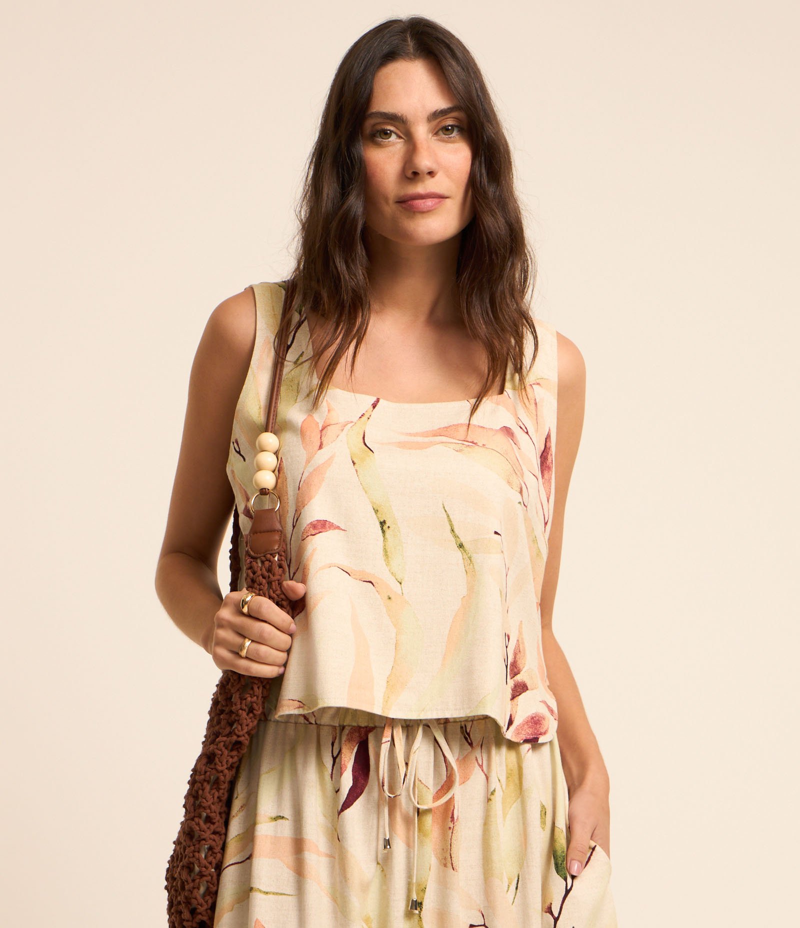 Blusa sem Manga em Viscolinho com Decote Quadrado e Botões nas Laterais Bege 2