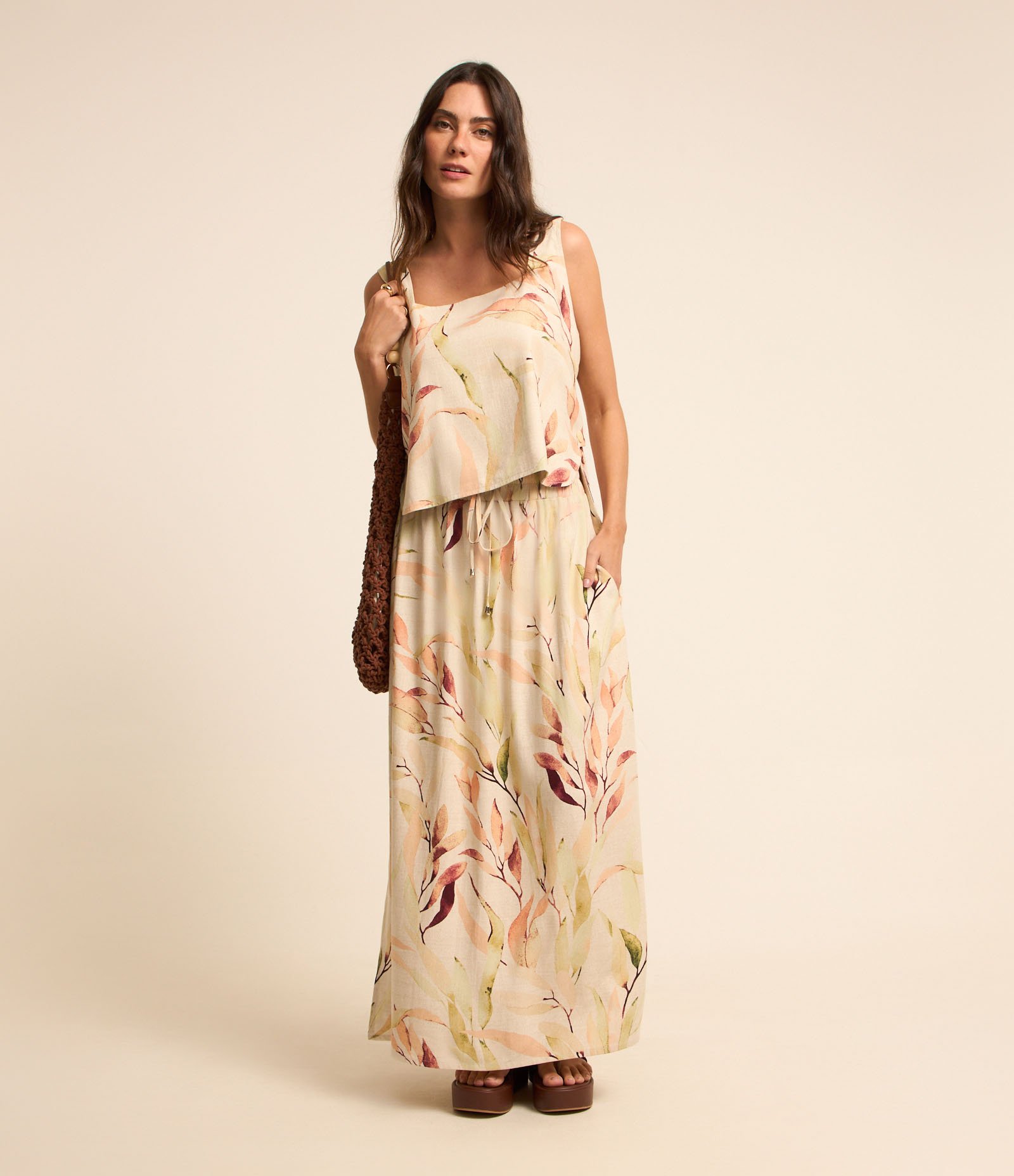 Blusa sem Manga em Viscolinho com Decote Quadrado e Botões nas Laterais Bege 3