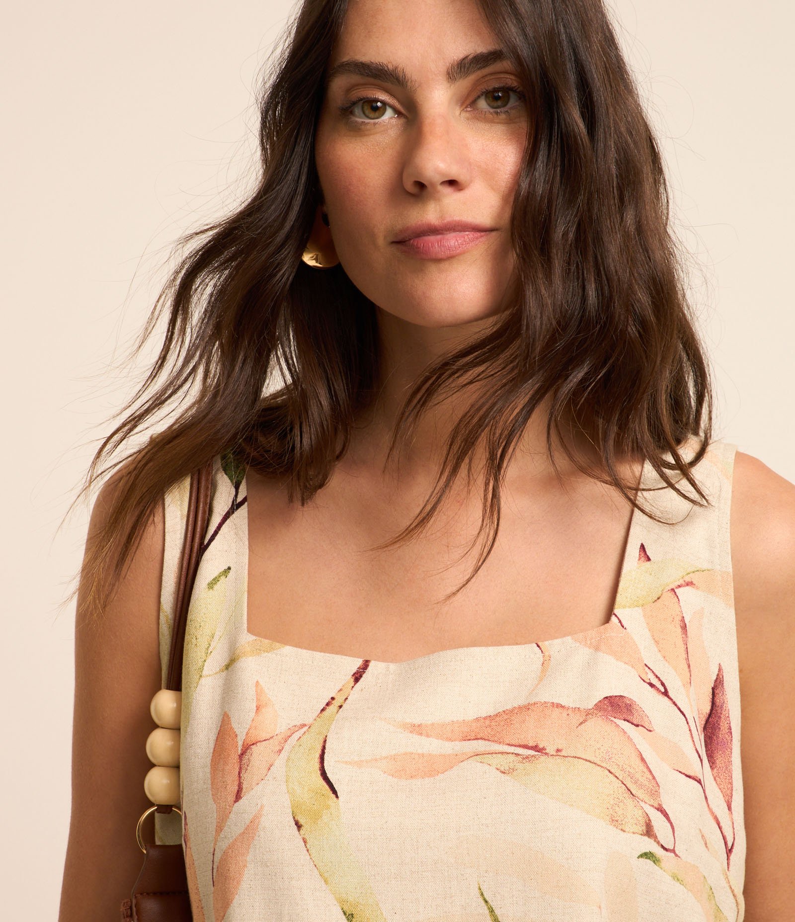 Blusa sem Manga em Viscolinho com Decote Quadrado e Botões nas Laterais Bege 4