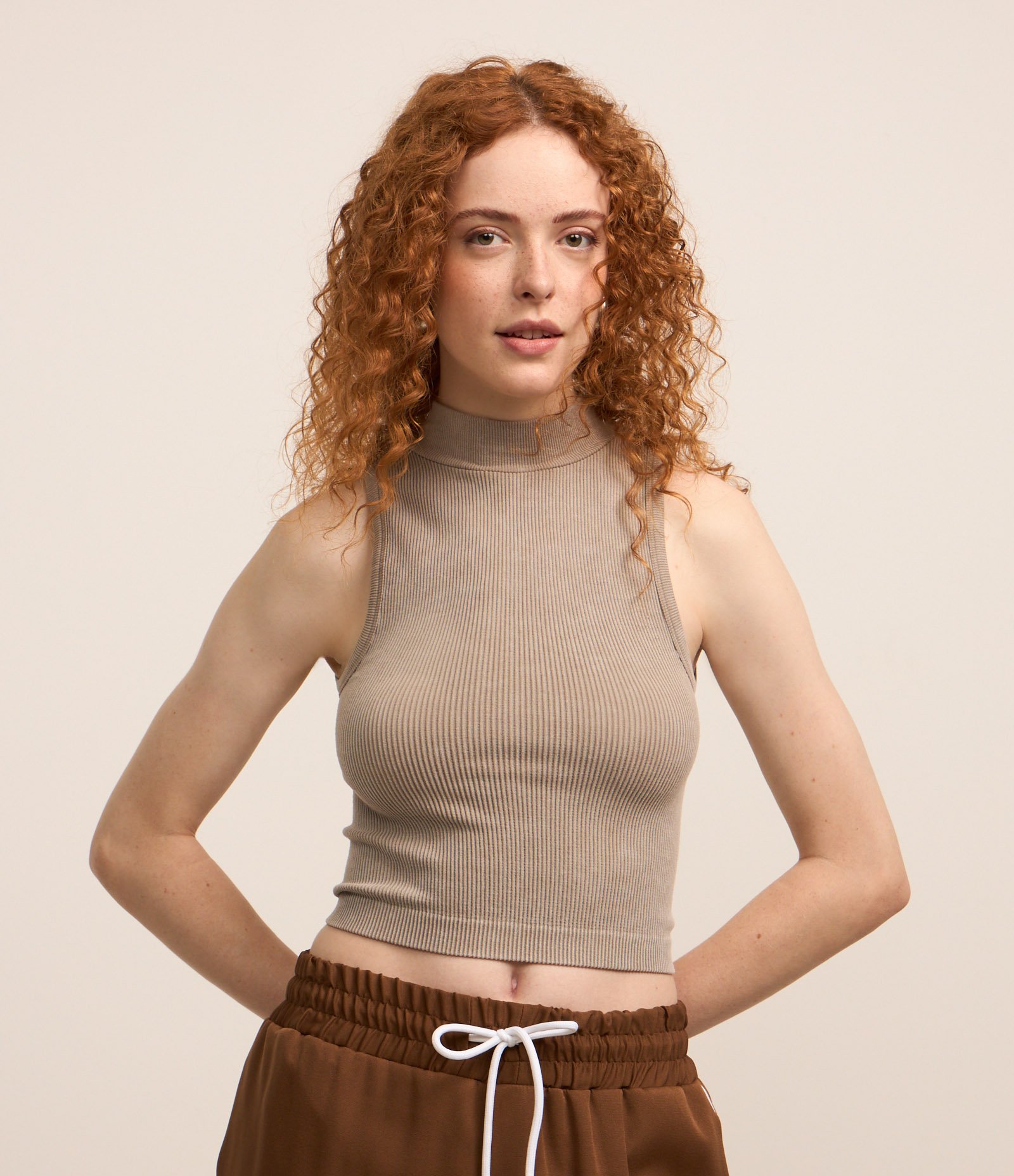 Blusa Cropped sem Manga em Poliamida Seamless e Golinha Alta Bege 1