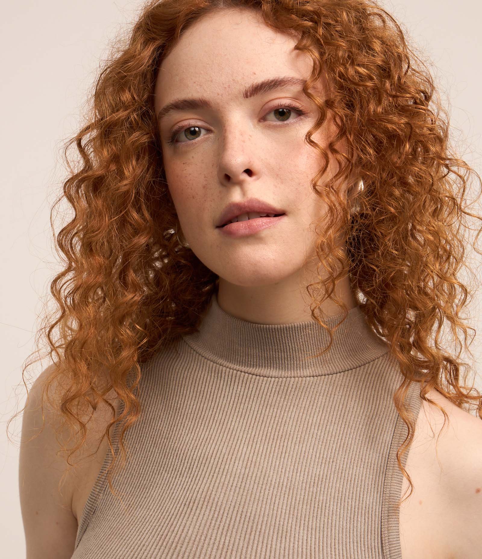 Blusa Cropped sem Manga em Poliamida Seamless e Golinha Alta Bege 3