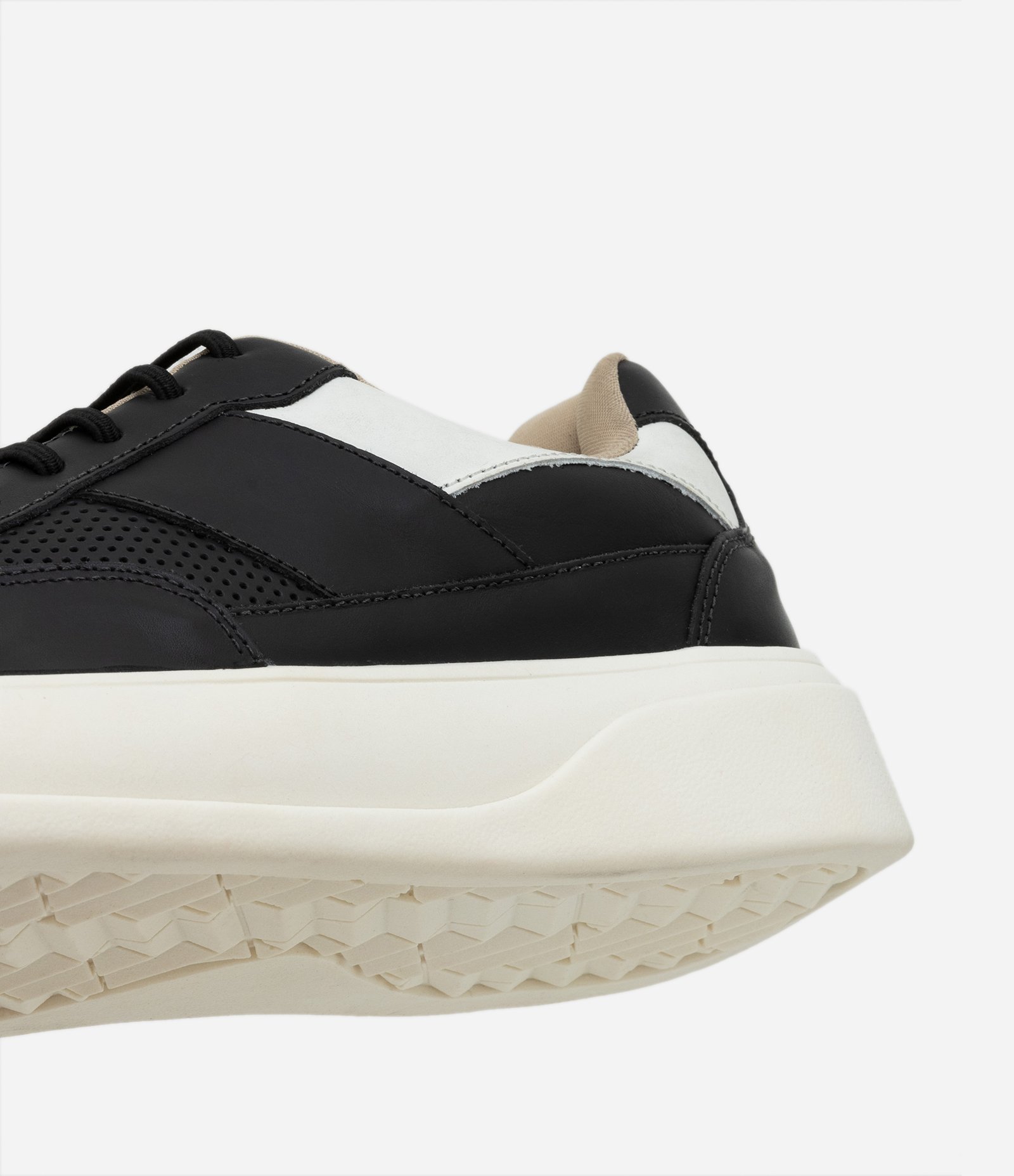 Tênis Casual em Couro com Calce Fácil e Cadarços Elásticos Preto 4