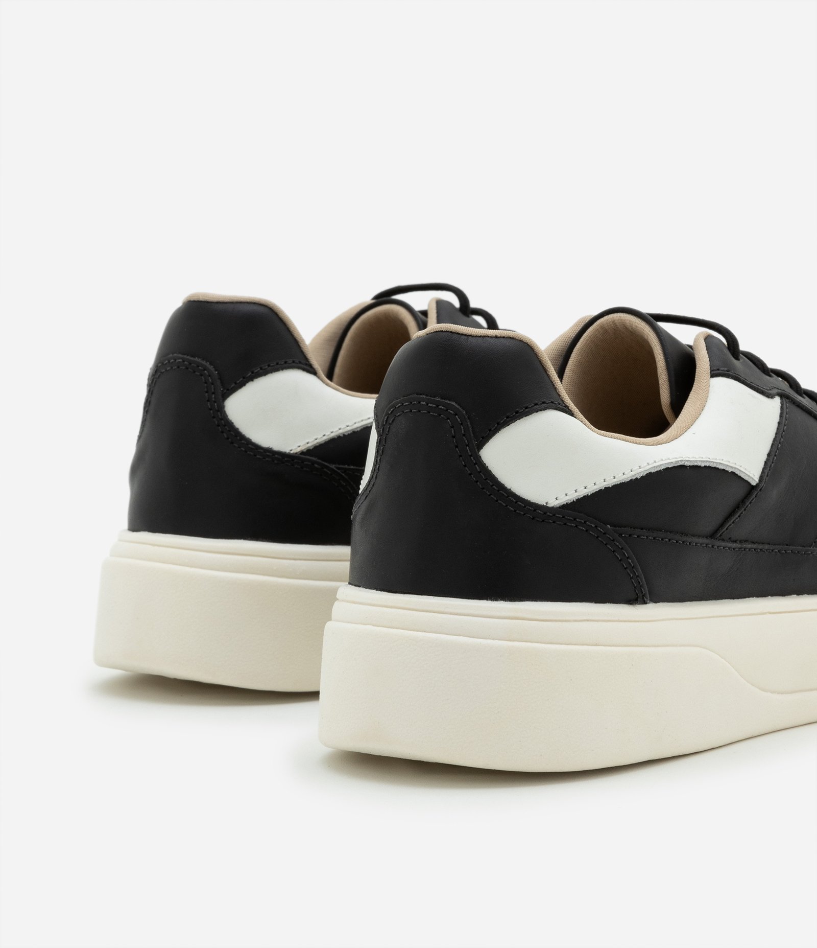 Tênis Casual em Couro com Calce Fácil e Cadarços Elásticos Preto 5