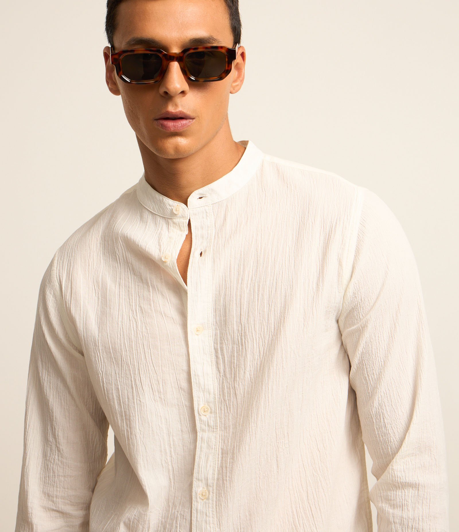 Bata em Algodão com Textura e Gola Padre Branco 3