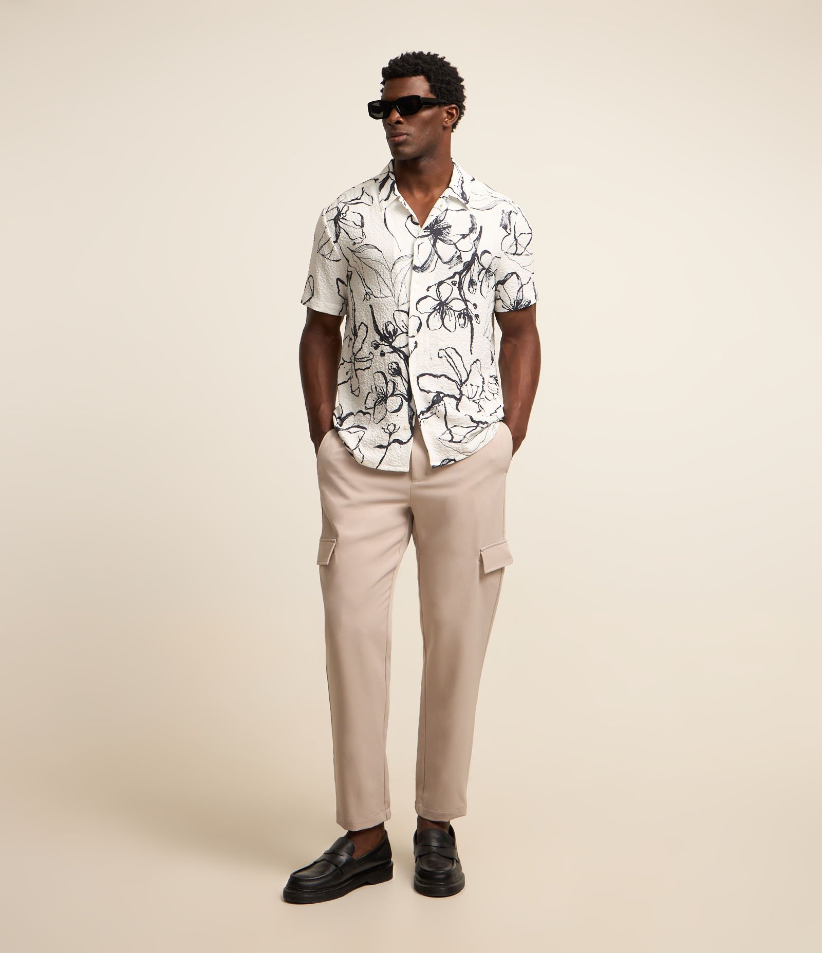 Calça em Sarja Cargo Easy Care com Detalhe Lateral Bege 1