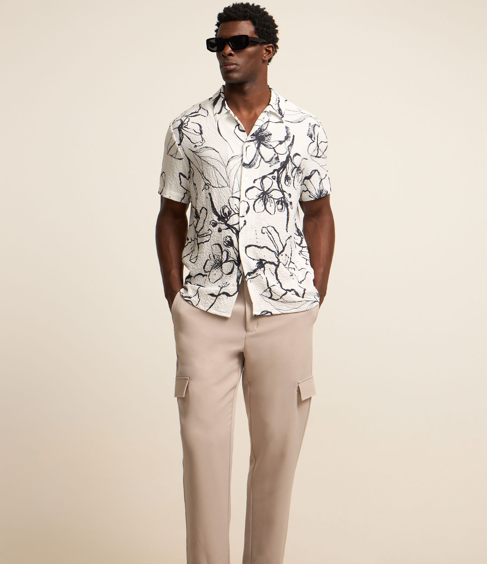 Calça em Sarja Cargo Easy Care com Detalhe Lateral Bege 2